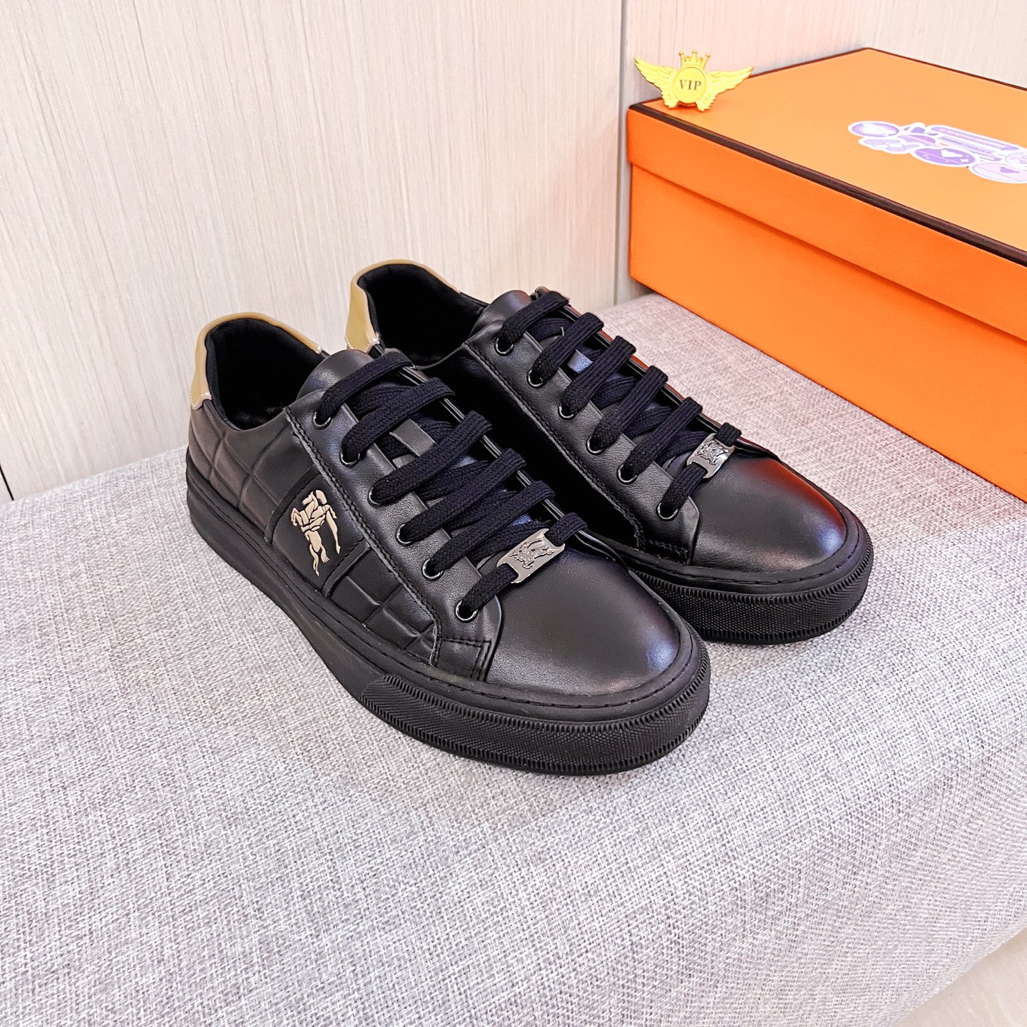 NO:621040,[Burberry] The latest masterpiece of the high-end men's shoe brand official website 11, the upper is made of first-layer cowhide imported from Italy with a comfortable and breathable lining and original non-slip and wear-resistant outsole, making walking more convenient and comfortable!  Exclusive new model, stunning work, Midea 11 replica [color] compared with official quality!  Create a fashionable personality to set off your uniqueness!  A must-have for trendy men! Classic sizes: 38-44 Colors 2 colors available.,,burberry,cowhide19860909【 巴宝莉】男鞋高端品牌 官网11最新力作鞋面采用意大利进口头层牛皮搭配舒适透气内里原版防滑耐磨大底制作,让行走更加便捷舒适！独家新款,惊世之作,与官方的质量相比美的11复刻[色]！打造时尚个性衬托你的与众不同！潮男必备!经典尺码:38-44 颜色 2色可选.,,burberry,cowhide,Men's shoes