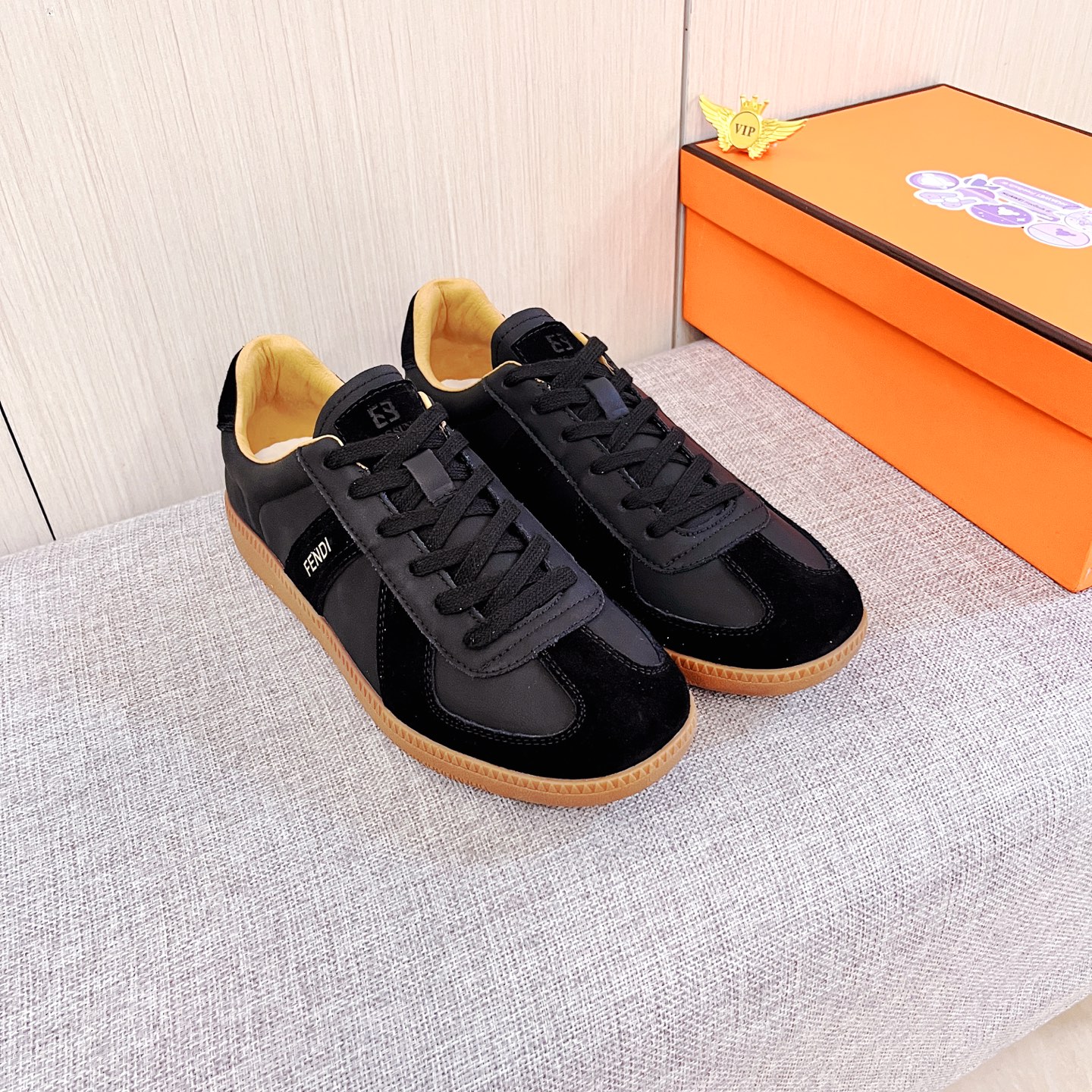 NO:621044,[Fendi] The latest masterpiece of the high-end men's shoe brand official website 11, the upper is made of first-layer cowhide imported from Italy with a comfortable and breathable lining and original non-slip and wear-resistant outsole, making walking more convenient and comfortable!  Exclusive new model, stunning work, Midea 11 replica [color] compared with official quality!  Create a fashionable personality to set off your uniqueness!  A must-have for trendy men! Classic sizes: 38-44 Colors 2 colors available.,,fendi,cowhide19860909【 芬迪】男鞋高端品牌 官网11最新力作鞋面采用意大利进口头层牛皮搭配舒适透气内里原版防滑耐磨大底制作,让行走更加便捷舒适！独家新款,惊世之作,与官方的质量相比美的11复刻[色]！打造时尚个性衬托你的与众不同！潮男必备!经典尺码:38-44 颜色 2色可选.,,fendi,cowhide,Men's shoes