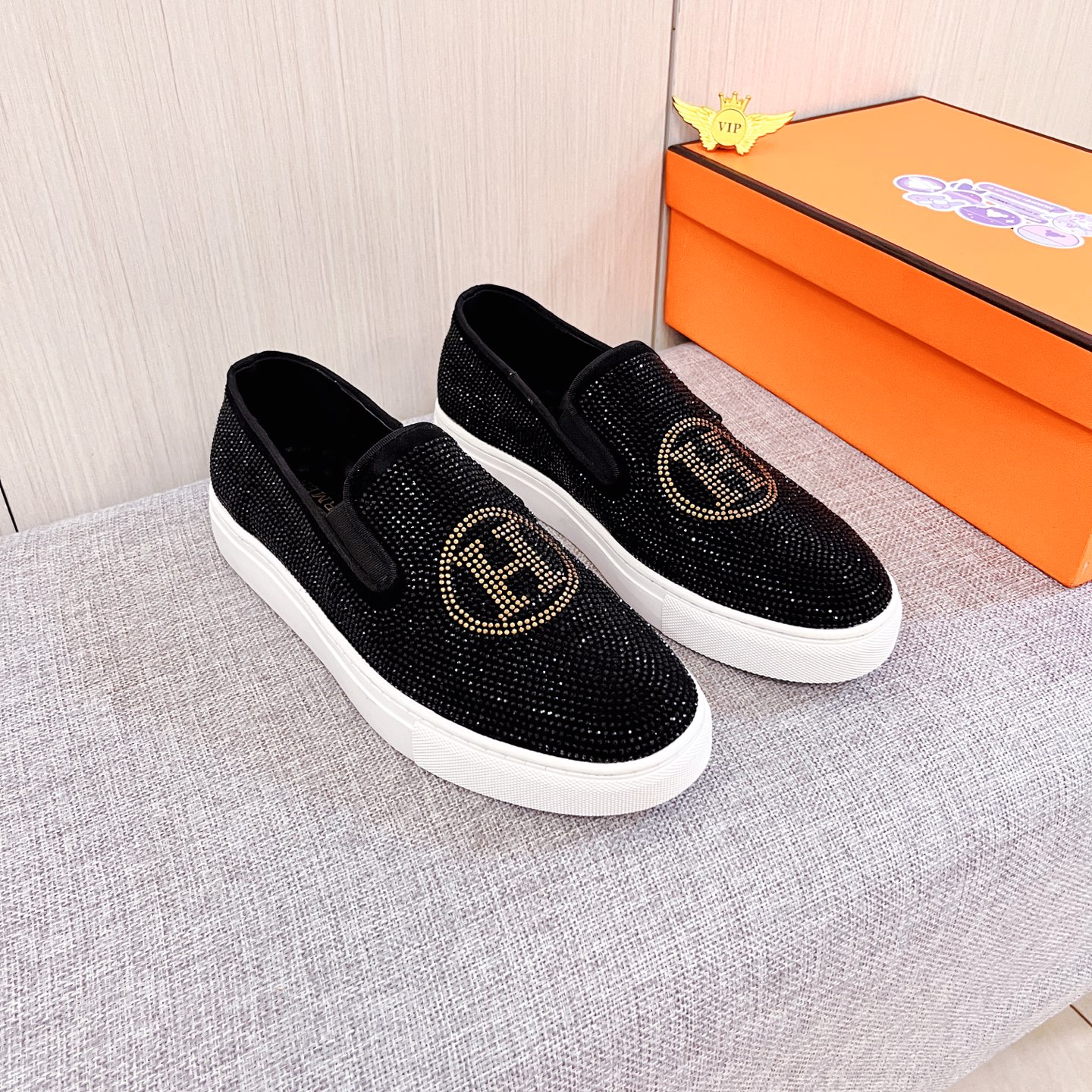 NO:621055,[Hermès] The latest masterpiece of the high-end men's shoe brand official website 11, the upper is made of first-layer cowhide imported from Italy with a comfortable and breathable lining and original non-slip and wear-resistant outsole, making walking more convenient and comfortable!  Exclusive new model, stunning work, Midea 11 replica [color] compared with official quality!  Create a fashionable personality to set off your uniqueness!  A must-have for trendy men! Classic size: 38-44 Color 1 color available.,,hermes,cowhide19860909【 爱马仕】男鞋高端品牌 官网11最新力作鞋面采用意大利进口头层牛皮搭配舒适透气内里原版防滑耐磨大底制作,让行走更加便捷舒适！独家新款,惊世之作,与官方的质量相比美的11复刻[色]！打造时尚个性衬托你的与众不同！潮男必备!经典尺码:38-44 颜色 1色可选.,,hermes,cowhide,Men's shoes