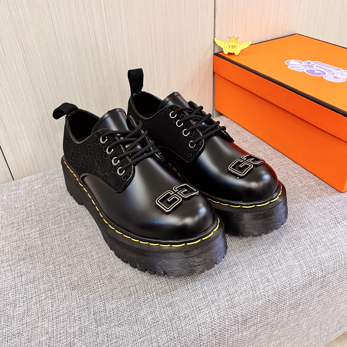 NO:621060,[Gucci] The latest masterpiece of the high-end men's shoe brand official website 11, the upper is made of Italian imported first-layer cowhide with a comfortable and breathable lining and original non-slip and wear-resistant outsole, making walking more convenient and comfortable!  Exclusive new model, stunning work, Midea 11 replica [color] compared with official quality!  Create a fashionable personality to set off your uniqueness!  A must-have for trendy men! Classic size: 38-44 Color 2 colors available,,cowhide19860909【 古奇】 男鞋高端品牌 官网11最新力作鞋面采用意大利进口头层牛皮搭配舒适透气内里原版防滑耐磨大底制作,让行走更加便捷舒适！独家新款,惊世之作,与官方的质量相比美的11复刻[色]！打造时尚个性衬托你的与众不同！潮男必备!经典尺码:38-44 颜色 2色可选,,cowhide,Men's shoes