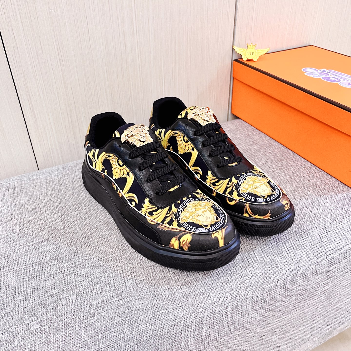 NO:621027,[Versace] The latest masterpiece of the high-end men's shoe brand official website 11, the upper is made of Italian imported first-layer cowhide with a comfortable and breathable lining and original non-slip and wear-resistant outsole, making walking more convenient and comfortable!  Exclusive new model, stunning work, Midea 11 replica [color] compared with official quality!  Create a fashionable personality to set off your uniqueness!  A must-have for trendy men! Classic size: 38-44 Color 2 colors available, versace, cowhide19860909【 范思哲】 男鞋高端品牌 官网11最新力作鞋面采用意大利进口头层牛皮搭配舒适透气内里原版防滑耐磨大底制作,让行走更加便捷舒适！独家新款,惊世之作,与官方的质量相比美的11复刻[色]！打造时尚个性衬托你的与众不同！潮男必备!经典尺码:38-44 颜色 2色可选,,versace,cowhide,Men's shoes