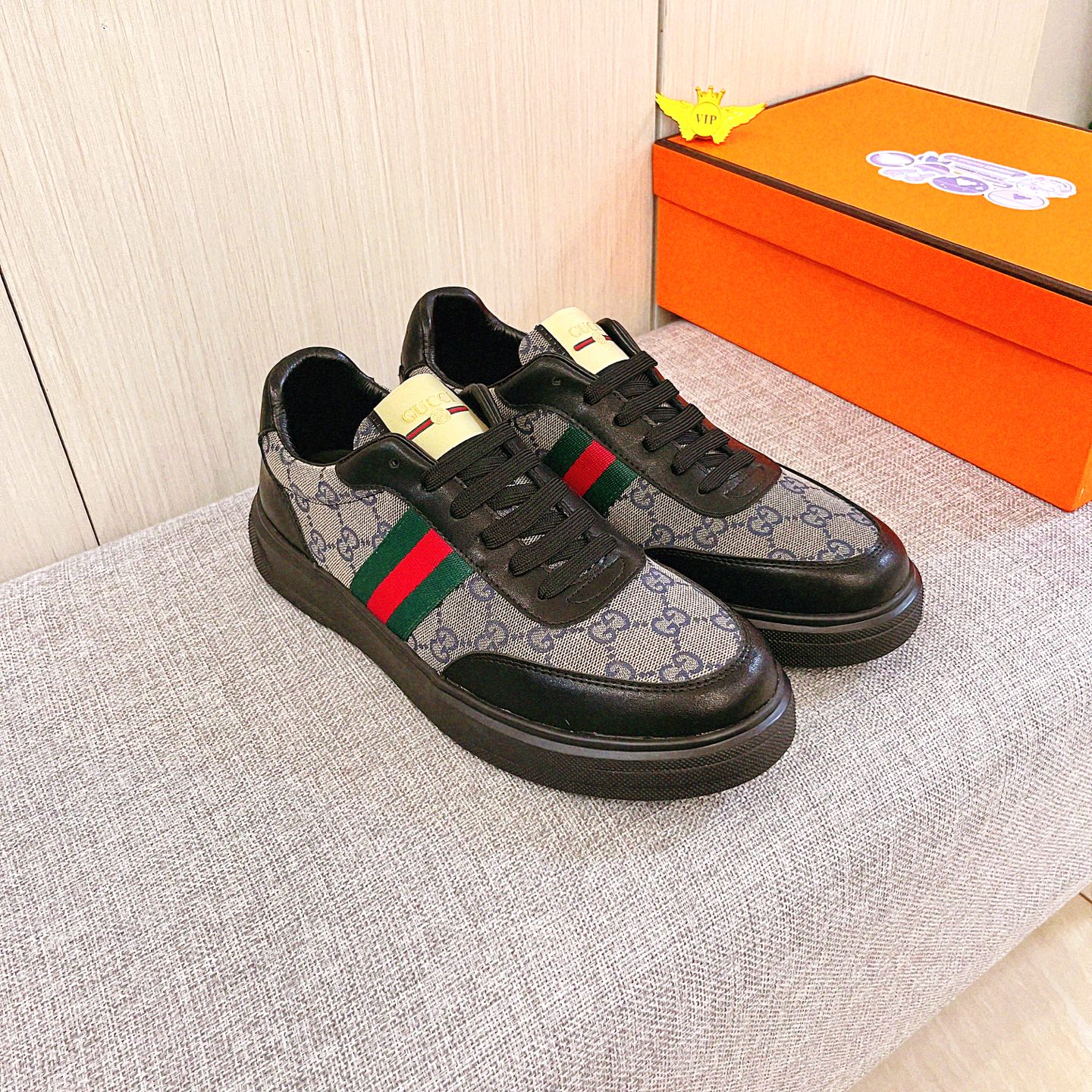 NO:621032,[Gucci] The latest masterpiece of the high-end men's shoe brand official website 11, the upper is made of Italian imported first-layer cowhide with a comfortable and breathable lining and original non-slip and wear-resistant outsole, making walking more convenient and comfortable!  Exclusive new model, stunning work, Midea 11 replica [color] compared with official quality!  Create a fashionable personality to set off your uniqueness!  A must-have for trendy men! Classic sizes: 38-44 Colors Multiple colors available,,cowhide19860909【 古奇】 男鞋高端品牌 官网11最新力作鞋面采用意大利进口头层牛皮搭配舒适透气内里原版防滑耐磨大底制作,让行走更加便捷舒适！独家新款,惊世之作,与官方的质量相比美的11复刻[色]！打造时尚个性衬托你的与众不同！潮男必备!经典尺码:38-44 颜色 多色可选,,cowhide,Men's shoes