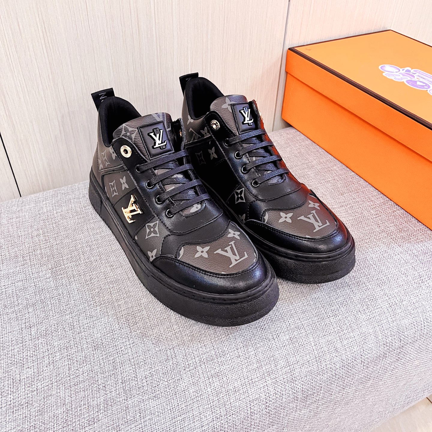 NO:621143,[LV] Louis Vuitton, a high-end men's shoe brand, official website 11's latest masterpiece, the upper is made of first-layer cowhide imported from Italy with a comfortable and breathable lining and original non-slip and wear-resistant outsole, making walking more convenient and comfortable!  Exclusive new model, stunning work, Midea 11 replica [color] compared with official quality!  Create a fashionable personality to set off your uniqueness!  A must-have for trendy men! Classic sizes: 38-44, 2 colors available.,,louis vuitton,louis vuitton,cowhide19860909【 LV】 路易威登 男鞋高端品牌 官网11最新力作鞋面采用意大利进口头层牛皮搭配舒适透气内里原版防滑耐磨大底制作,让行走更加便捷舒适！独家新款,惊世之 作,与官方的质量相比美的11复刻[色]！打造时尚个性衬托你的与众不同！潮男必备!经典尺码:38-44 颜色2色可选.,,louis vuitton,louis vuitton,cowhide,Men's shoes