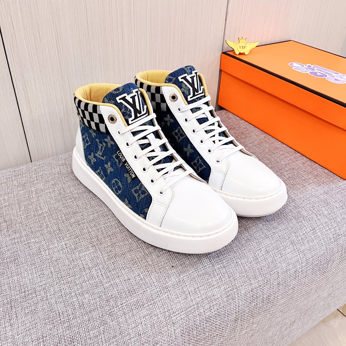 NO:621147,[LV] Louis Vuitton, a high-end men's shoe brand, official website 11's latest masterpiece, the upper is made of first-layer cowhide imported from Italy with a comfortable and breathable lining and original non-slip and wear-resistant outsole, making walking more convenient and comfortable!  Exclusive new model, stunning work, Midea 11 replica [color] compared with official quality!  Create a fashionable personality to set off your uniqueness!  A must-have for trendy men! Classic sizes: 38-44, 2 colors available.,,louis vuitton,louis vuitton,cowhide19860909【 LV】 路易威登 男鞋高端品牌 官网11最新力作鞋面采用意大利进口头层牛皮搭配舒适透气内里原版防滑耐磨大底制作,让行走更加便捷舒适！独家新款,惊世之作,与官方的质量相比美的11复刻[色]！打造时尚个性衬托你的与众不同！潮男必备!经典尺码:38-44 颜色2色可选.,,louis vuitton,louis vuitton,cowhide,Men's shoes