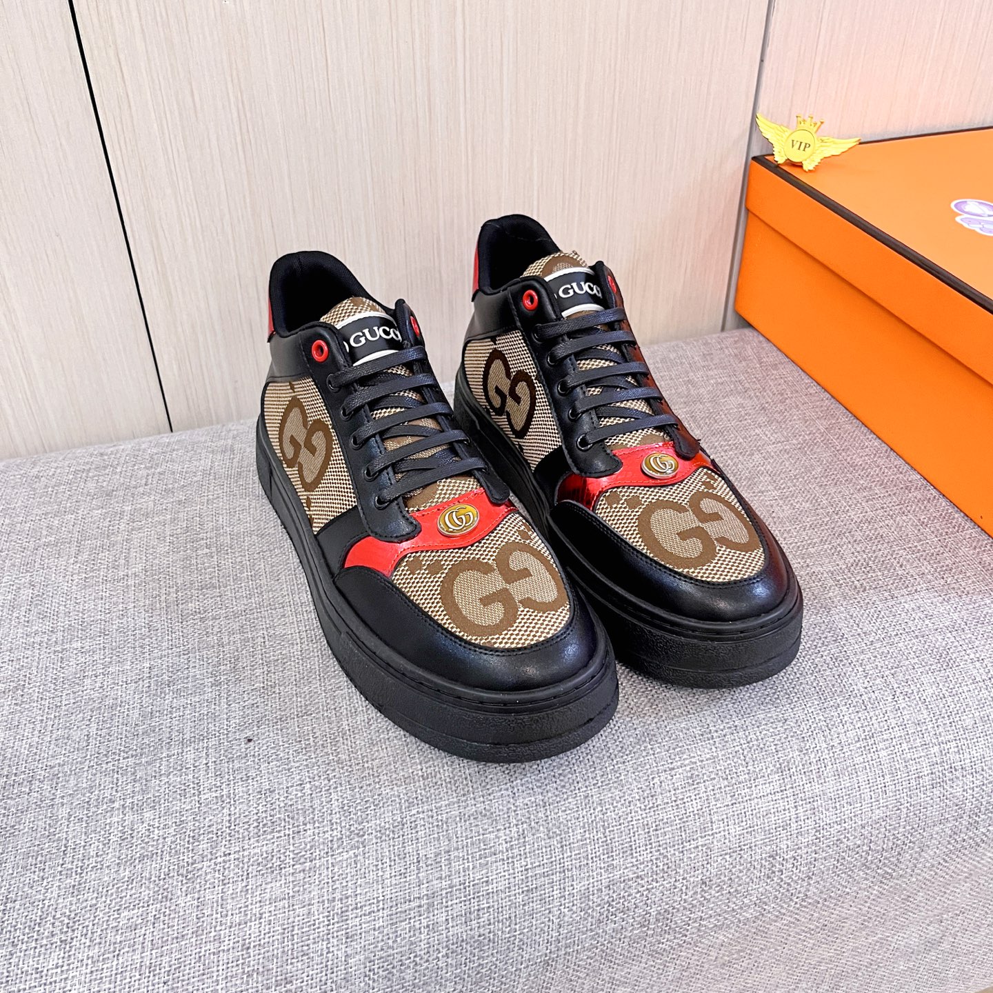 NO:621152,[Gucci] The latest masterpiece of the high-end men's shoe brand official website 11 is made of Italian imported first-layer cowhide with a comfortable and breathable lining and original non-slip and wear-resistant outsole, making walking more convenient and comfortable!  Exclusive new model, stunning work, Midea 11 replica [color] compared with official quality!  Create a fashionable personality to set off your uniqueness!  A must-have for trendy men! Classic sizes: 38-44, 2 colors available.,,cowhide19860909【古奇】 男鞋高端品牌 官网11最新力作鞋面采用意大利进口头层牛皮搭配舒适透气内里原版防滑耐磨大底制作,让行走更加便捷舒适！独家新款,惊世之作,与官方的质量相比美的11复刻[色]！打造时尚个性衬托你的与众不同！潮男必备!经典尺码:38-44 颜色2色可选.,,cowhide,Men's shoes