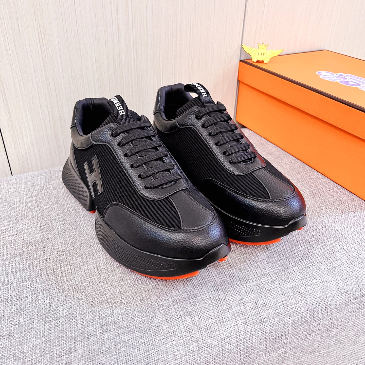 NO:621303,[Hermès] The latest masterpiece of the high-end men's shoe brand official website 11, the upper is made of first-layer cowhide imported from Italy with a comfortable, breathable, all-cow lining and original non-slip and wear-resistant outsole, making walking more convenient and comfortable!  Exclusive new model, stunning work, Midea 11 replica [color] compared with official quality!  Create a fashionable personality to set off your uniqueness!  A must-have for trendy men! Classic sizes: 38-44, multiple colors available.,,hermes,cowhide19860909【 爱马仕】男鞋高端品牌 官网11最新力作鞋面采用意大利进口头层牛皮搭配舒适透气全牛内里原版防滑耐磨大底制作,让行走更加便捷舒适！独家新款,惊世之作,与官方的质量相比美的11复刻[色]！打造时尚个性衬托你的与众不同！潮男必备!经典尺码:38-44 颜色多色可选.,,hermes,cowhide,Men's shoes