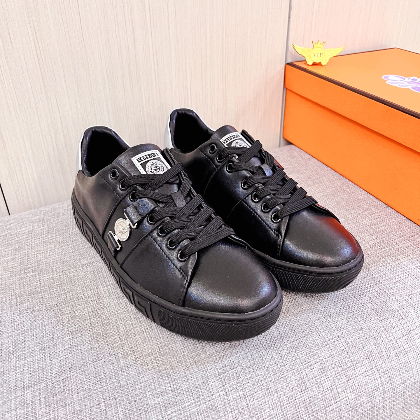 NO:621301,[Versace] The latest masterpiece of the high-end men's shoe brand official website 11, the upper is made of Italian imported first-layer cowhide with a comfortable and breathable lining and original non-slip and wear-resistant outsole, making walking more convenient and comfortable!  Exclusive new model, stunning work, Midea 11 replica [color] compared with official quality!  Create a fashionable personality to set off your uniqueness!  A must-have for trendy men! Classic sizes: 38-44 Colors Multiple colors available, versace, cowhide19860909【 范思哲】男鞋高端品牌 官网11最新力作鞋面采用意大利进口头层牛皮搭配舒适透气内里原版防滑耐磨大底制作,让行走更加便捷舒适！独家新款,惊世之作,与官方的质量相比美的11复刻[色]！打造时尚个性衬托你的与众不同！潮男必备!经典尺码:38-44 颜色 多色可选,,versace,cowhide,Men's shoes