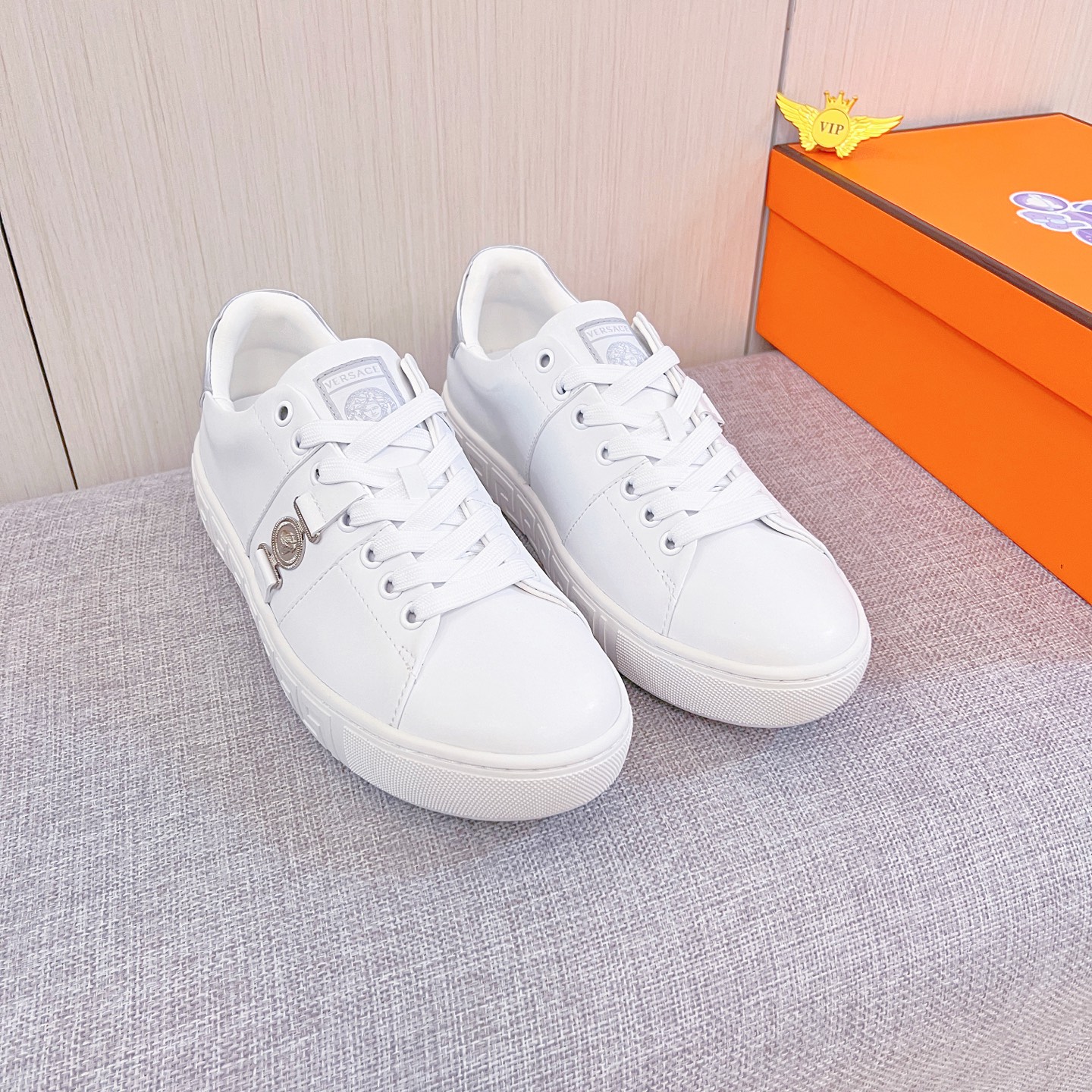 NO:956807,[Versace] The latest masterpiece of the high-end men's shoe brand official website 11, the upper is made of first-layer cowhide imported from Italy with a comfortable and breathable lining and original non-slip and wear-resistant outsole, making walking more convenient and comfortable!  Exclusive new model, stunning work, Midea 11 replica [color] compared with official quality!  Create a fashionable personality to set off your uniqueness!  A must-have for trendy men! Classic sizes: 38-44 Colors Multiple colors available, versace, cowhide19860909【 范思哲】男鞋高端品牌 官网11最新力作鞋面采用意大利进口头层牛皮搭配舒适透气内里原版防滑耐磨大底制作,让行走更加便捷舒适！独家新款,惊世之作,与官方的质量相比美的11复刻[色]！打造时尚个性衬托你的与众不同！潮男必备!经典尺码:38-44 颜色 多色可选,,versace,cowhide,Men's shoes