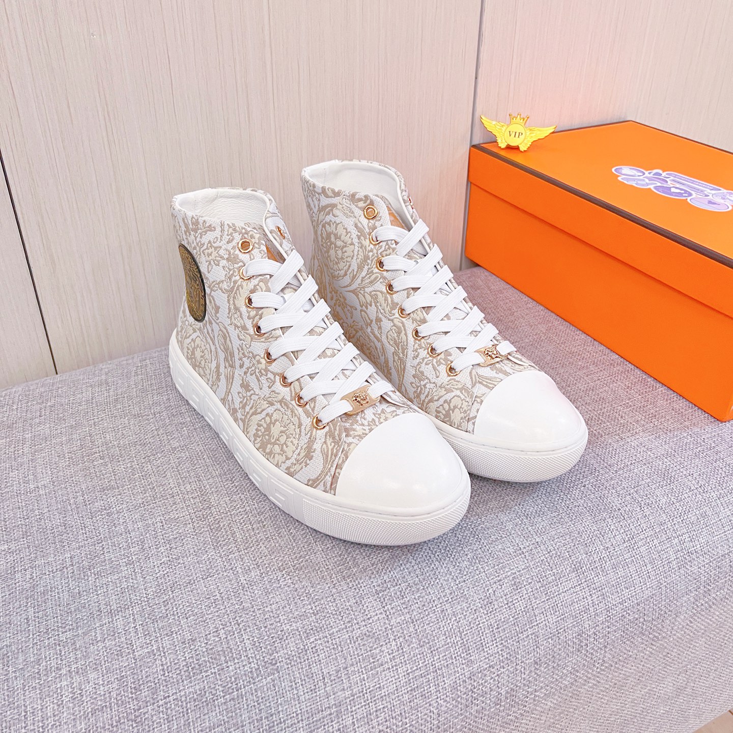 NO:621305,[Versace] The latest masterpiece of the high-end men's shoe brand official website 11, the upper is made of the Italian official website's original special technical cloth fabric with the original comfortable and breathable lining and the original designated non-slip outsole, making walking more convenient and comfortable!  Exclusive new model, stunning work, Midea 11 replica [color] compared with official quality!  Create a fashionable personality to set off your uniqueness!  A must-have for trendy men! , Size: 38-44. Color. Multiple colors available, versace19860909【范思哲】男鞋高端品牌 官网11最新力作鞋面采用意大利官网原版专用科技布面料搭配原版舒适透气内里原版指定防滑大底制作让行走更加便捷舒适！独家新款,惊世之作,与官方的质量相比美的11复刻[色]！打造时尚个性衬托你的与众不同！潮男必备! ,尺码:38－44.颜色. 多色可选,,versace,Men's shoes