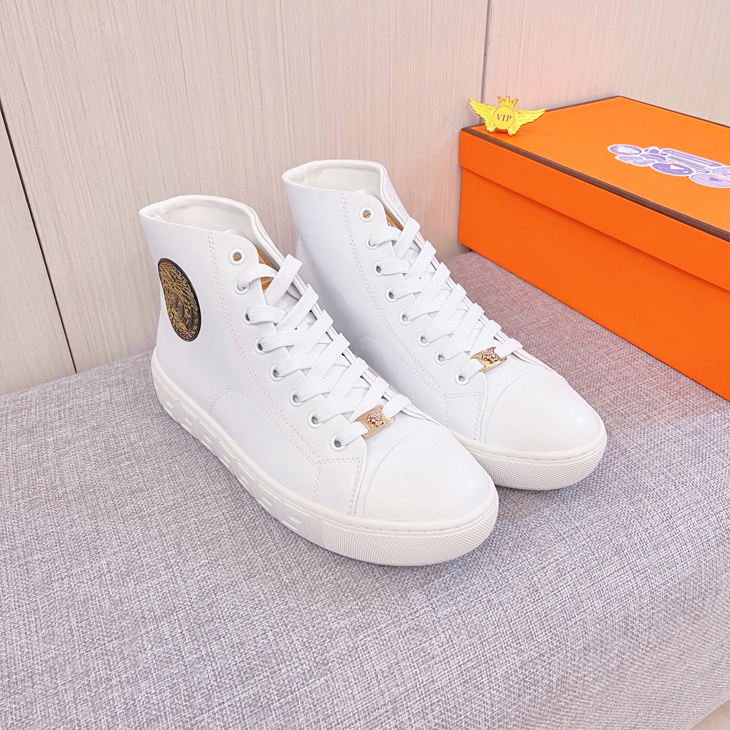 NO:621307,[Versace] The latest masterpiece of the high-end men's shoe brand official website 11, the upper is made of Italian imported first-layer cowhide with a comfortable and breathable lining and original non-slip and wear-resistant outsole, making walking more convenient and comfortable!  Exclusive new model, stunning work, Midea 11 replica [color] compared with official quality!  Create a fashionable personality to set off your uniqueness!  A must-have for trendy men! Classic size: 38-44 Color 2 colors available, versace, cowhide19860909【 范思哲】男鞋高端品牌 官网11最新力作鞋面采用意大利进口头层牛皮搭配舒适透气内里原版防滑耐磨大底制作,让行走更加便捷舒适！独家新款,惊世之作,与官方的质量相比美的11复刻[色]！打造时尚个性衬托你的与众不同！潮男必备!经典尺码:38-44 颜色 2色可选,,versace,cowhide,Men's shoes