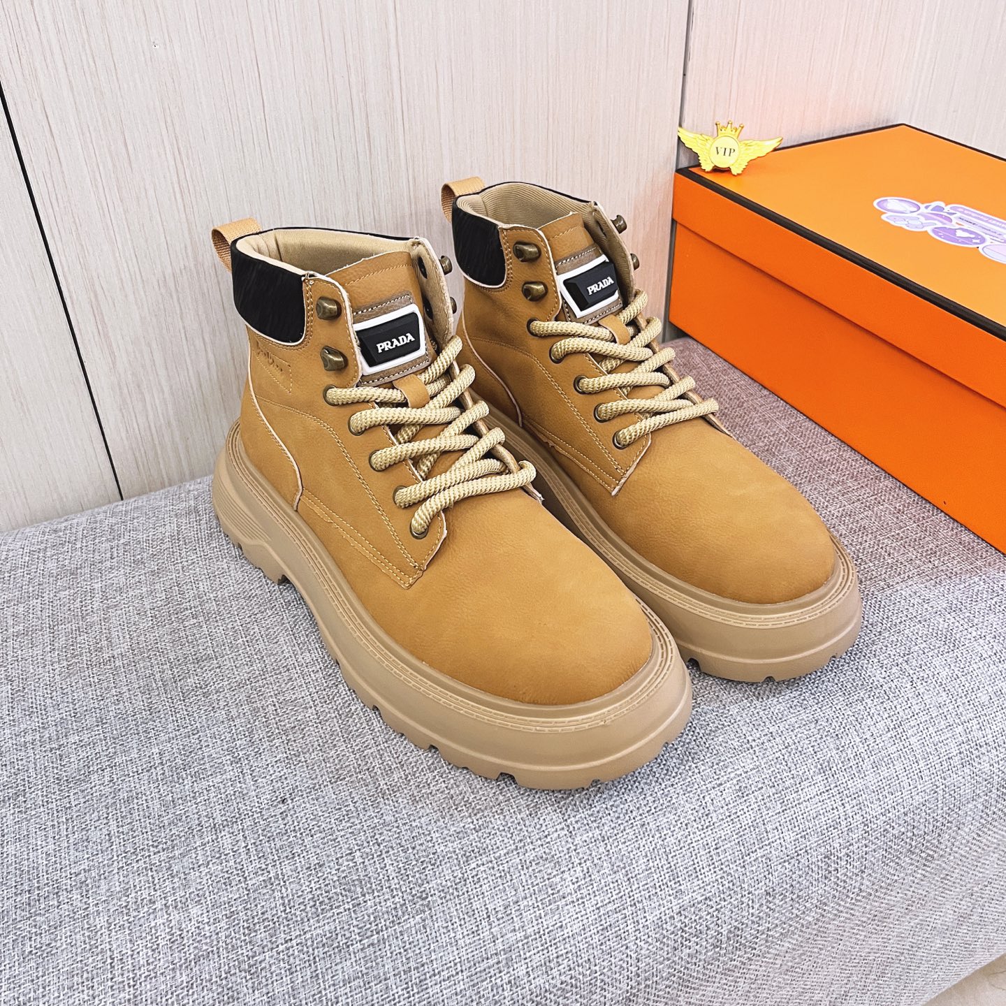 NO:621309,[Prada] The latest masterpiece of the high-end men's shoe brand official website 11, the upper is made of first-layer cowhide imported from Italy with a comfortable and breathable lining and original non-slip and wear-resistant outsole, making walking more convenient and comfortable!  Exclusive new model, stunning work, Midea 11 replica [color] compared with official quality!  Create a fashionable personality to set off your uniqueness!  A must-have for trendy men! Classic sizes: 38-44 Colors 2 colors available, prada, cowhide19860909【 普拉达】男鞋高端品牌 官网11最新力作鞋面采用意大利进口头层牛皮搭配舒适透气内里原版防滑耐磨大底制作,让行走更加便捷舒适！独家新款,惊世之作,与官方的质量相比美的11复刻[色]！打造时尚个性衬托你的与众不同！潮男必备!经典尺码:38-44 颜色 2色可选,,prada,cowhide,Men's shoes