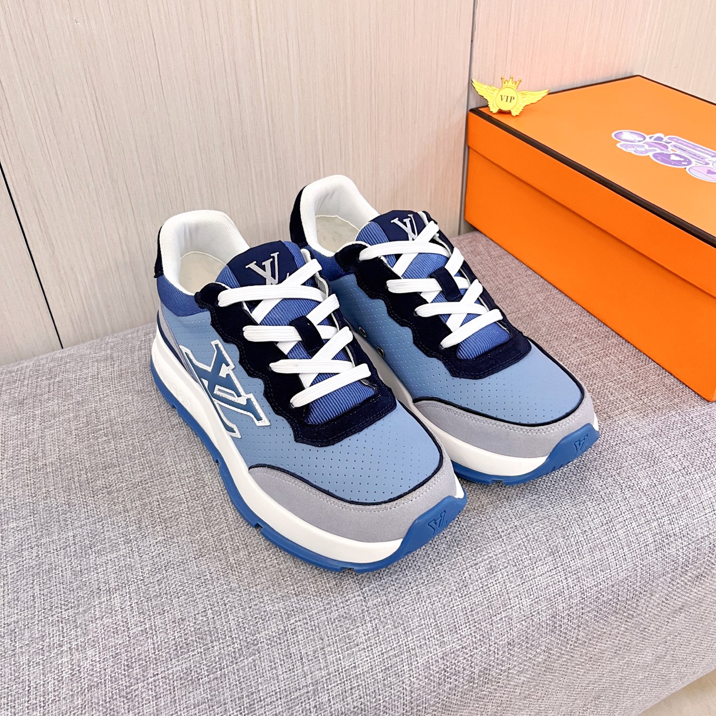 NO:621430,[LV] Louis Vuitton, a high-end men's shoe brand, official website 11's latest masterpiece, the upper is made of first-layer cowhide imported from Italy with a comfortable and breathable lining and original non-slip and wear-resistant outsole, making walking more convenient and comfortable!  Exclusive new model, stunning work, Midea 11 replica [color] compared with official quality!  Create a fashionable personality to set off your uniqueness!  A must-have for trendy men! Classic sizes: 38-44 Colors Multiple colors available, louis vuitton, louis vuitton, cowhide19860909【 LV】路易威登 男鞋高端品牌 官网11最新力作鞋面采用意大利进口头层牛皮搭配舒适透气内里原版防滑耐磨大底制作,让行走更加便捷舒适！独家新款,惊世之作,与官方的质量相比美的11复刻[色]！打造时尚个性衬托你的与众不同！潮男必备!经典尺码:38-44 颜色 多色可选,,louis vuitton,louis vuitton,cowhide,Men's shoes