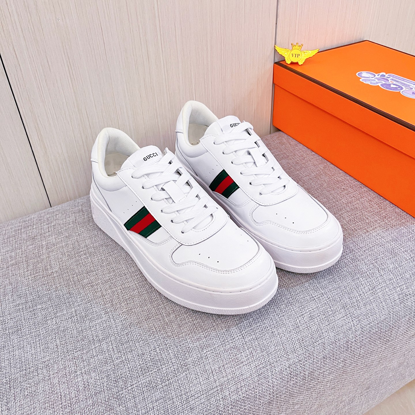 NO:639496,[Gucci] The latest masterpiece of the high-end men's shoe brand official website 11 is made of Italian imported first-layer cowhide with a comfortable and breathable lining and original non-slip and wear-resistant outsole, making walking more convenient and comfortable!  Exclusive new model, stunning work, Midea 11 replica [color] compared with official quality!  Create a fashionable personality to set off your uniqueness!  A must-have for trendy men! Classic sizes: 38-44 Colors Multiple colors available,,cowhide19860909【 古奇】男鞋高端品牌 官网11最新力作鞋面采用意大利进口头层牛皮搭配舒适透气内里原版防滑耐磨大底制作,让行走更加便捷舒适！独家新款,惊世之作,与官方的质量相比美的11复刻[色]！打造时尚个性衬托你的与众不同！潮男必备!经典尺码:38-44 颜色 多色可选,,cowhide,Men's shoes