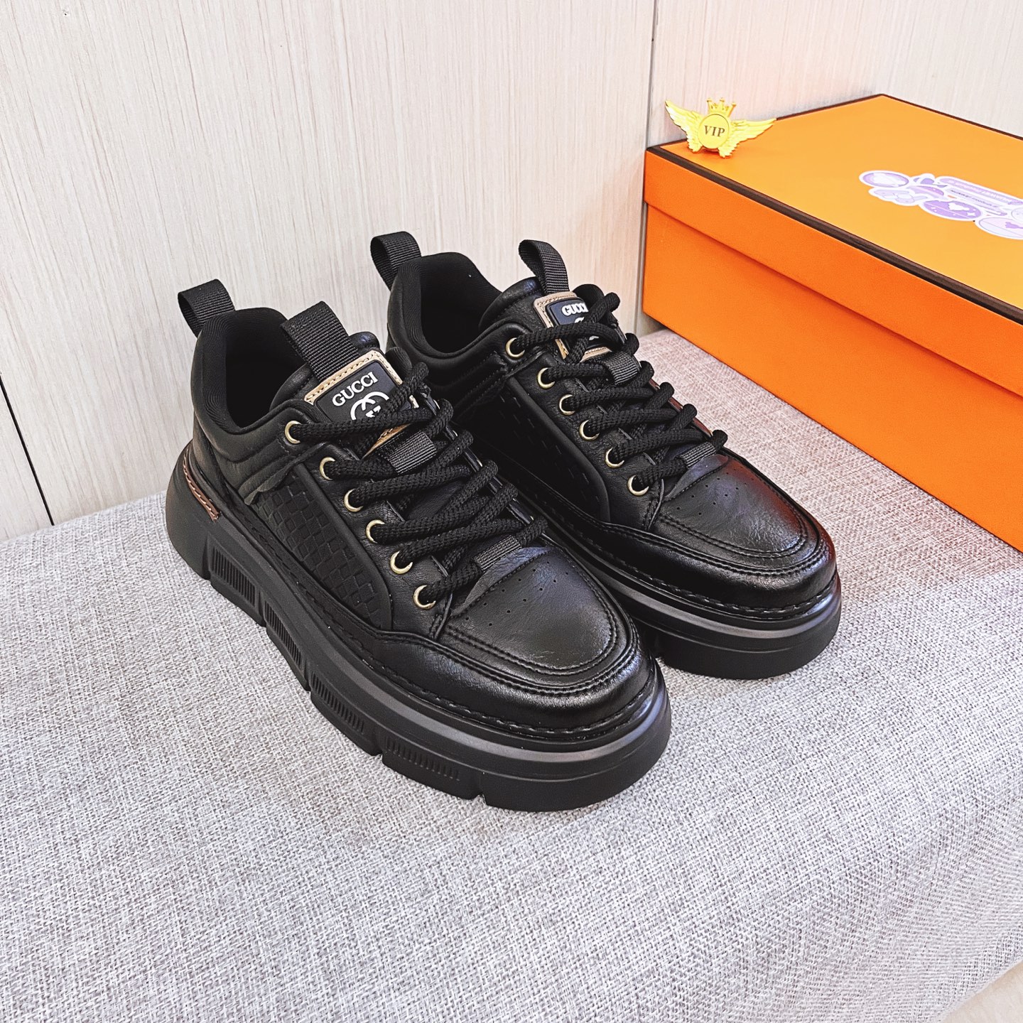 NO:639584,[Gucci] The latest masterpiece of the high-end men's shoe brand official website 11 is made of Italian imported first-layer cowhide with a comfortable and breathable lining and original non-slip and wear-resistant outsole, making walking more convenient and comfortable!  Exclusive new model, stunning work, Midea 11 replica [color] compared with official quality!  Create a fashionable personality to set off your uniqueness!  A must-have for trendy men! Classic size: 38-44 Color 2 colors available.,,cowhide19860909【 古奇】男鞋高端品牌 官网11最新力作鞋面采用意大利进口头层牛皮搭配舒适透气内里原版防滑耐磨大底制作,让行走更加便捷舒适！独家新款,惊世之作,与官方的质量相比美的11复刻[色]！打造时尚个性衬托你的与众不同！潮男必备!经典尺码:38-44 颜色 2色可选.,,cowhide,Men's shoes