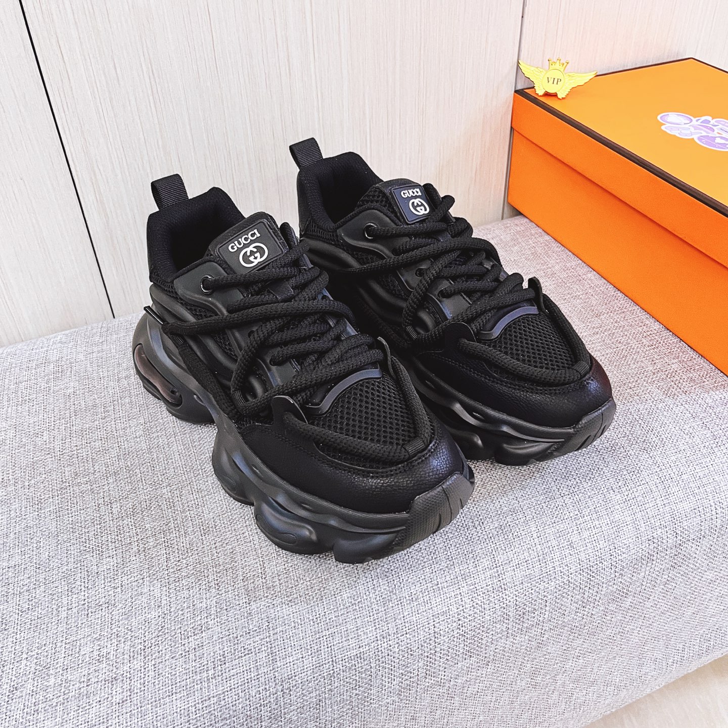 NO:639586,[Gucci] The latest masterpiece of the high-end men's shoe brand official website 11 is made of Italian imported first-layer cowhide with a comfortable and breathable lining and original non-slip and wear-resistant outsole, making walking more convenient and comfortable!  Exclusive new model, stunning work, Midea 11 replica [color] compared with official quality!  Create a fashionable personality to set off your uniqueness!  A must-have for trendy men! Classic sizes: 38-44, multiple colors available.,,cowhide19860909【 古奇】男鞋高端品牌 官网11最新力作鞋面采用意大利进口头层牛皮搭配舒适透气内里原版防滑耐磨大底制作,让行走更加便捷舒适！独家新款,惊世之作,与官方的质量相比美的11复刻[色]！打造时尚个性衬托你的与众不同！潮男必备!经典尺码:38-44 颜色多色可选.,,cowhide,Men's shoes