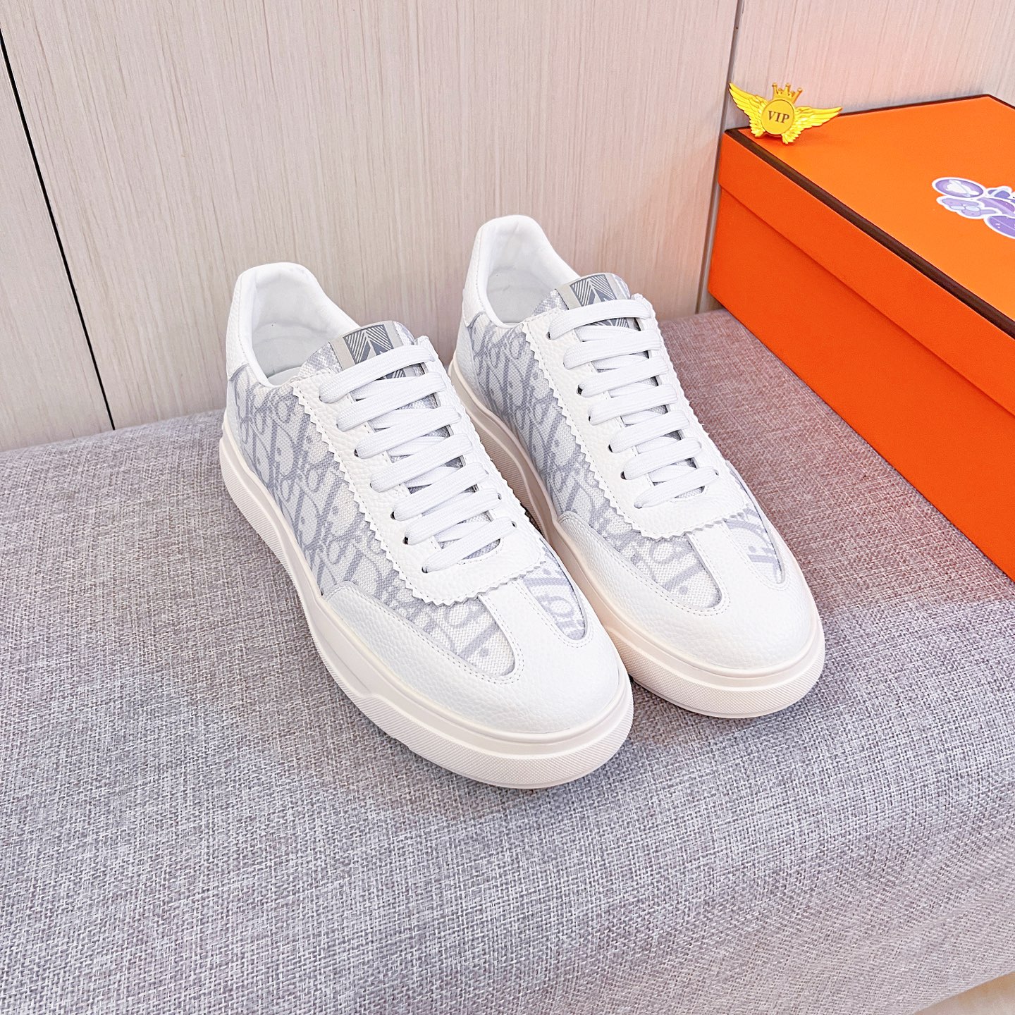 NO:639588,[Dior] The latest masterpiece of the high-end men's shoe brand official website 11, the upper is made of first-layer cowhide imported from Italy with a comfortable and breathable lining and original non-slip and wear-resistant outsole, making walking more convenient and comfortable!  Exclusive new model, stunning work, Midea 11 replica [color] compared with official quality!  Create a fashionable personality to set off your uniqueness!  A must-have for trendy men! Classic sizes: 38-44, multiple colors available.,,dior,cowhide19860909【 迪奥】男鞋高端品牌 官网11最新力作鞋面采用意大利进口头层牛皮搭配舒适透气内里原版防滑耐磨大底制作,让行走更加便捷舒适！独家新款,惊世之作,与官方的质量相比美的11复刻[色]！打造时尚个性衬托你的与众不同！潮男必备!经典尺码:38-44 颜色多色可选.,,dior,cowhide,Men's shoes