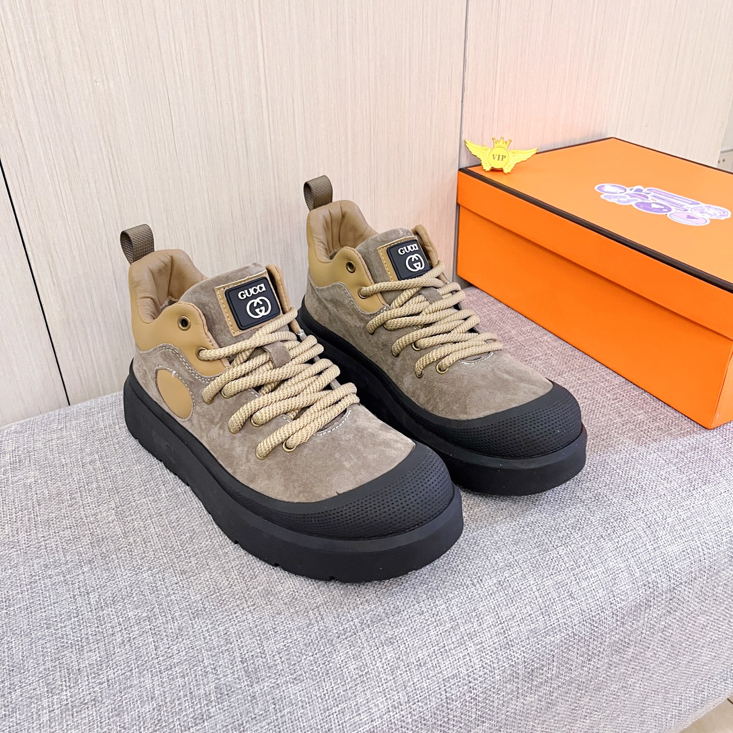 NO:639657,[Gucci] The latest masterpiece of the high-end men's shoe brand official website 11, the upper is made of Italian imported first-layer cowhide with a comfortable and breathable lining and original non-slip and wear-resistant outsole, making walking more convenient and comfortable!  Exclusive new model, stunning work, Midea 11 replica [color] compared with official quality!  Create a fashionable personality to set off your uniqueness!  A must-have for trendy men! Classic sizes: 38-44 Colors Multiple colors available.,,cowhide19860909【 古奇】 男鞋高端品牌 官网11最新力作鞋面采用意大利进口头层牛皮搭配舒适透气内里原版防滑耐磨大底制作,让行走更加便捷舒适！独家新款,惊世之作,与官方的质量相比美的11复刻[色]！打造时尚个性衬托你的与众不同！潮男必备!经典尺码:38-44 颜色 多色可选.,,cowhide,Men's shoes