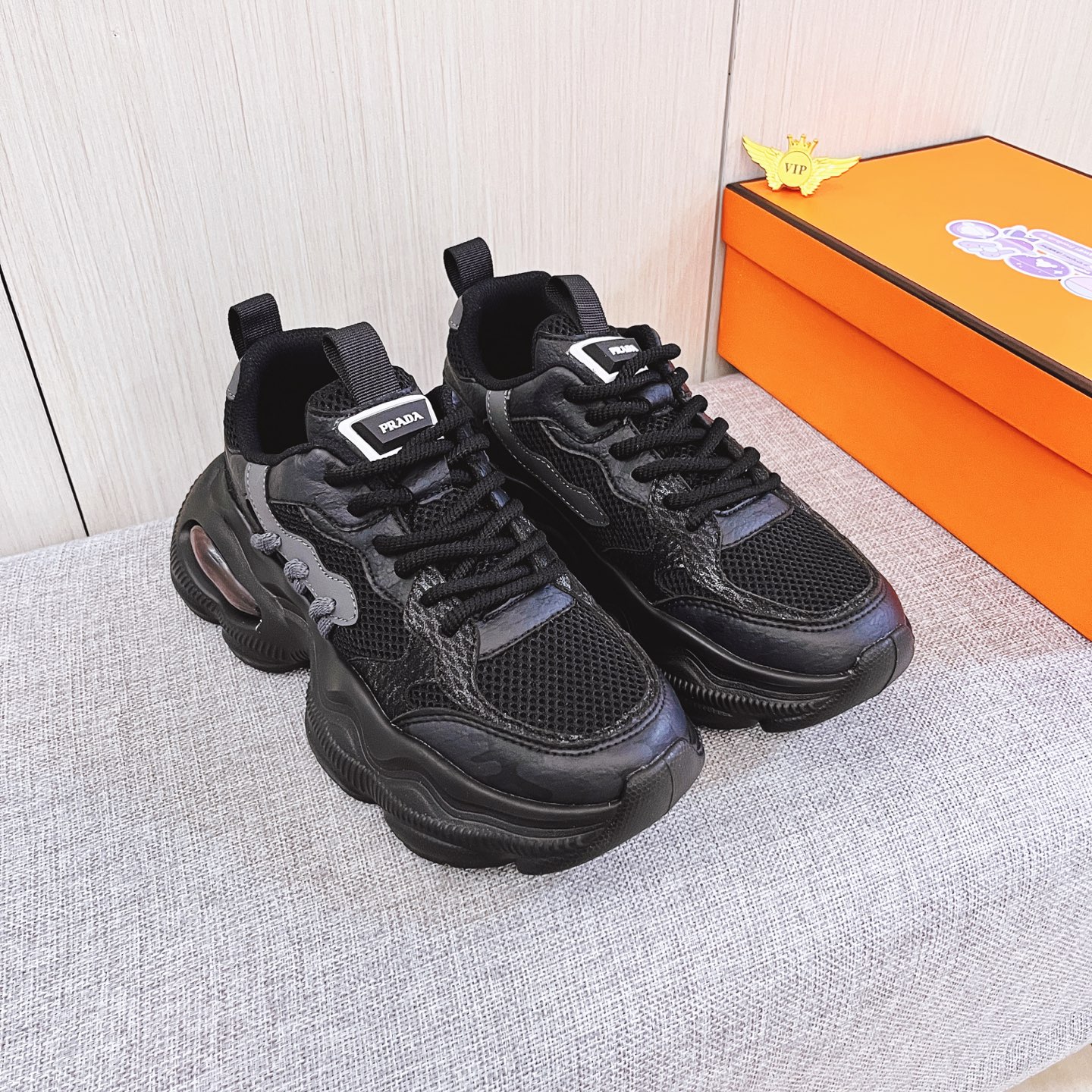 NO:639745,[Prada] The latest masterpiece of the high-end men's shoe brand official website 11, the upper is made of first-layer cowhide imported from Italy with a comfortable and breathable lining and original non-slip and wear-resistant outsole, making walking more convenient and comfortable!  Exclusive new model, stunning work, Midea 11 replica [color] compared with official quality!  Create a fashionable personality to set off your uniqueness!  A must-have for trendy men! Classic sizes: 38-44, multiple colors available.,,prada,cowhide19860909【普拉达】男鞋高端品牌 官网11最新力作鞋面采用意大利进口头层牛皮搭配舒适透气内里原版防滑耐磨大底制作,让行走更加便捷舒适！独家新款,惊世之作,与官方的质量相比美的11复刻[色]！打造时尚个性衬托你的与众不同！潮男必备!经典尺码:38-44 颜色多色可选.,,prada,cowhide,Men's shoes