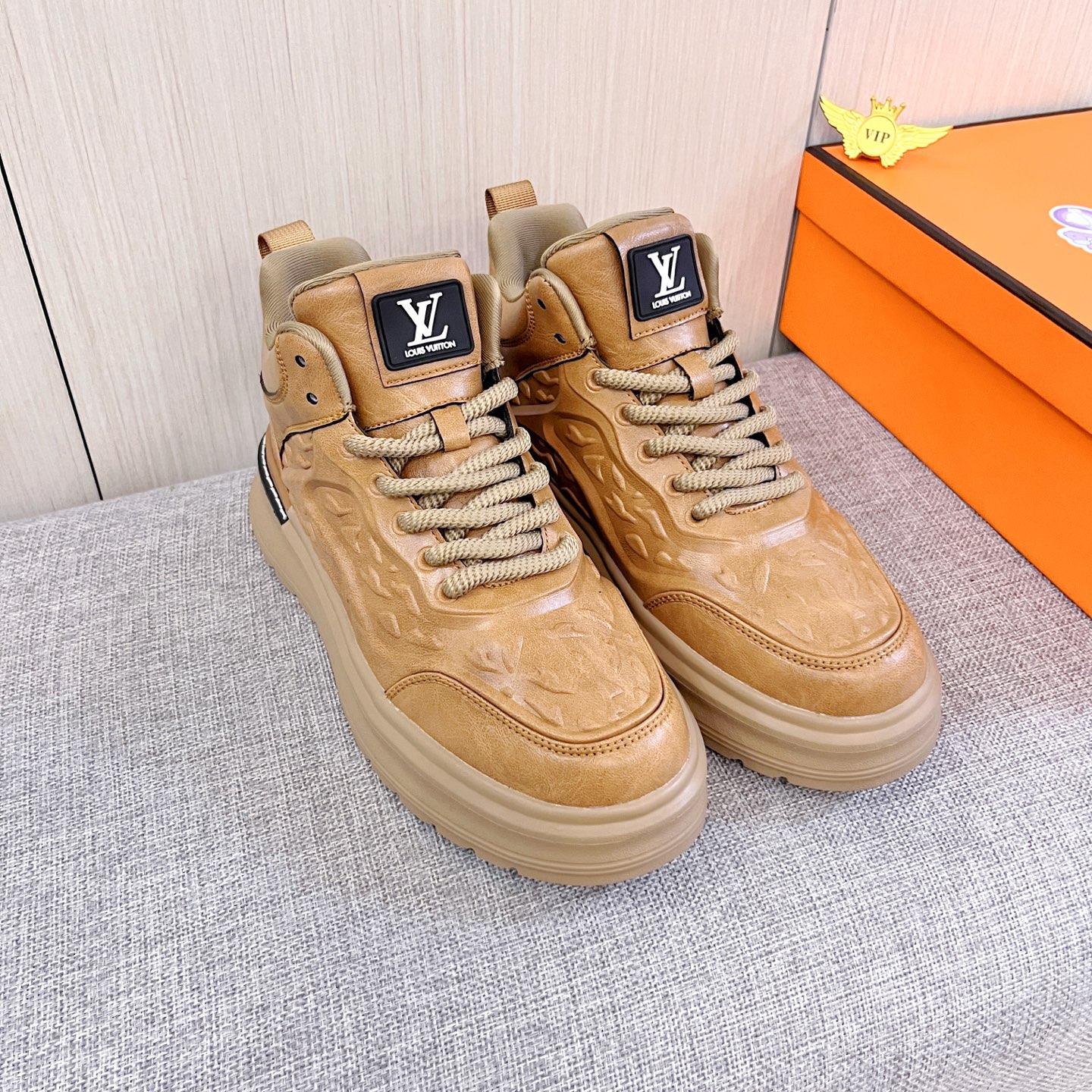 NO:639898,[LV] Louis Vuitton, a high-end men's shoe brand, official website 11's latest masterpiece, the upper is made of first-layer cowhide imported from Italy with a comfortable and breathable lining and original non-slip and wear-resistant outsole, making walking more convenient and comfortable!  Exclusive new model, stunning work, Midea 11 replica [color] compared with official quality!  Create a fashionable personality to set off your uniqueness!  A must-have for trendy men! Classic sizes: 38-44 Colors 2 colors available, louis vuitton, louis vuitton, cowhide19860909【 LV】路易威登 男鞋高端品牌 官网11最新力作鞋面采用意大利进口头层牛皮搭配舒适透气内里原版防滑耐磨大底制作,让行走更加便捷舒适！独家新款,惊世之作,与官方的质量相比美的11复刻[色]！打造时尚个性衬托你的与众不同！潮男必备!经典尺码:38-44 颜色 2 色可选,,louis vuitton,louis vuitton,cowhide,Men's shoes