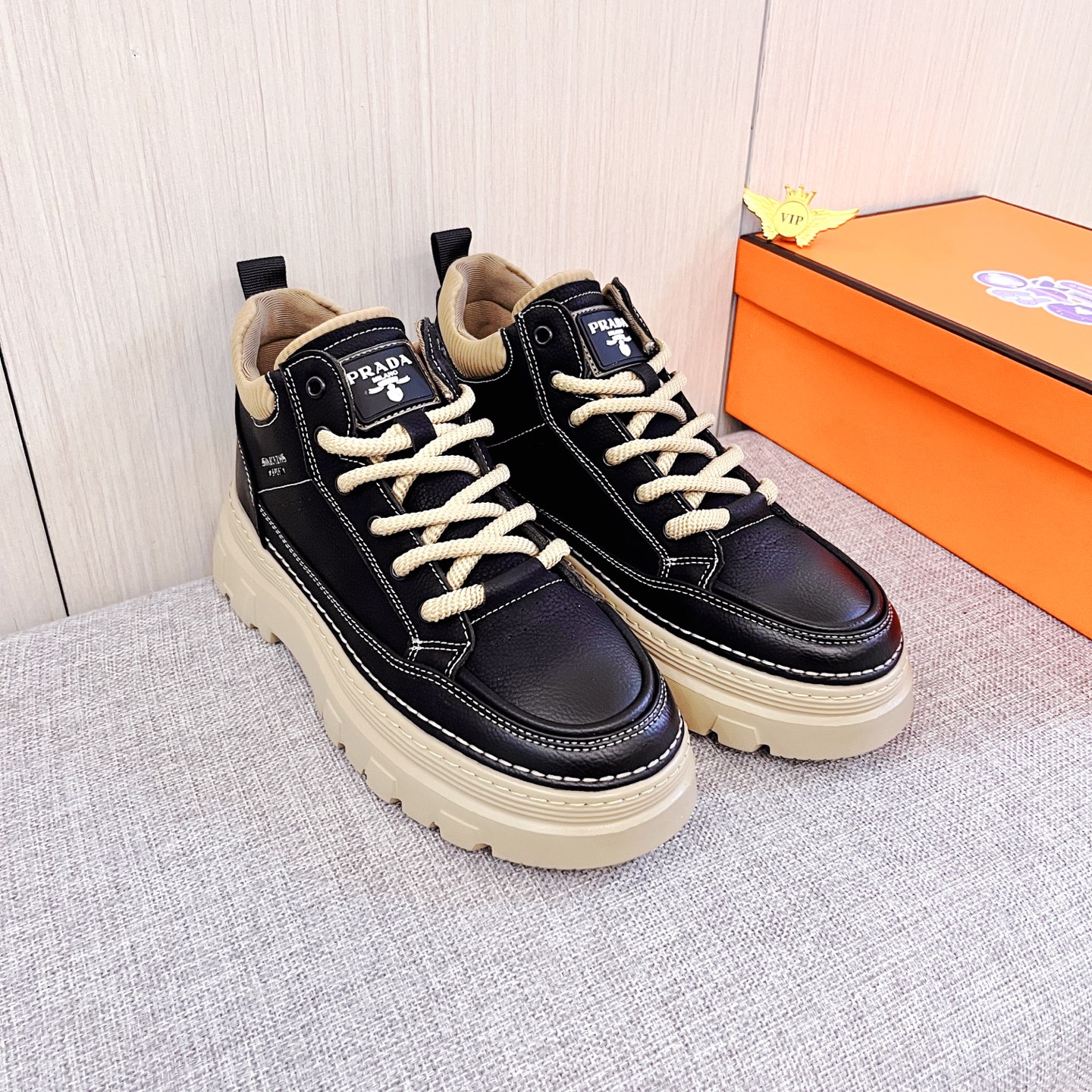 NO:639885,[Prada] The latest masterpiece of the high-end men's shoe brand official website 11, the upper is made of first-layer cowhide imported from Italy with a comfortable and breathable lining and original non-slip and wear-resistant outsole, making walking more convenient and comfortable!  Exclusive new model, stunning work, Midea 11 replica [color] compared with official quality!  Create a fashionable personality to set off your uniqueness!  A must-have for trendy men! Classic sizes: 38-44 Colors 2 colors available, prada, cowhide19860909【 普拉达】男鞋高端品牌 官网11最新力作鞋面采用意大利进口头层牛皮搭配舒适透气内里原版防滑耐磨大底制作,让行走更加便捷舒适！独家新款,惊世之作,与官方的质量相比美的11复刻[色]！打造时尚个性衬托你的与众不同！潮男必备!经典尺码:38-44 颜色 2 色可选,,prada,cowhide,Men's shoes