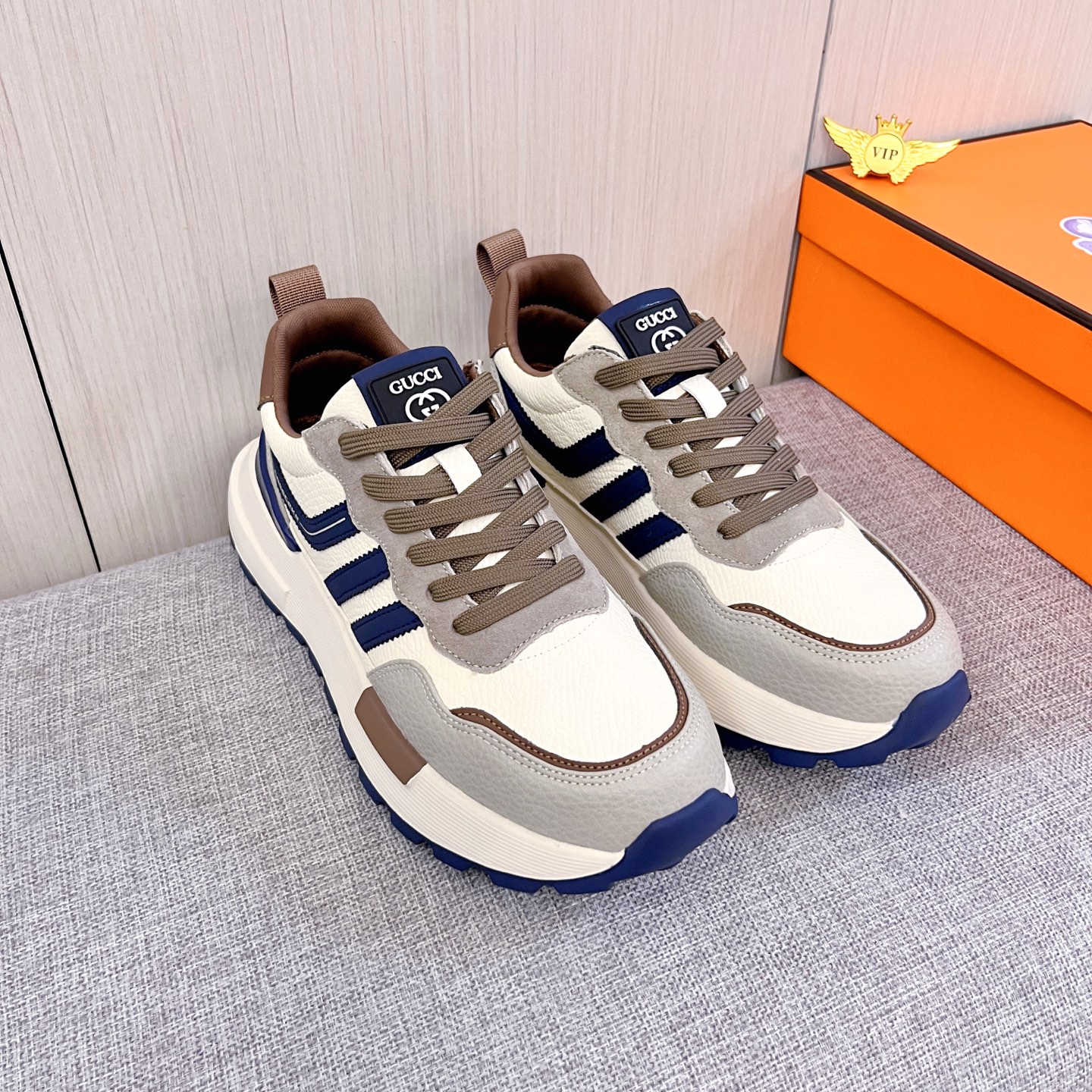 NO:639890,[Gucci] The latest masterpiece of the high-end men's shoe brand official website 11 is made of Italian imported first-layer cowhide with a comfortable and breathable lining and original non-slip and wear-resistant outsole, making walking more convenient and comfortable!  Exclusive new model, stunning work, Midea 11 replica [color] compared with official quality!  Create a fashionable personality to set off your uniqueness!  A must-have for trendy men! Classic sizes: 38-44 Colors 2 colors available,,cowhide19860909【 古奇】男鞋高端品牌 官网11最新力作鞋面采用意大利进口头层牛皮搭配舒适透气内里原版防滑耐磨大底制作,让行走更加便捷舒适！独家新款,惊世之作,与官方的质量相比美的11复刻[色]！打造时尚个性衬托你的与众不同！潮男必备!经典尺码:38-44 颜色 2 色可选,,cowhide,Men's shoes