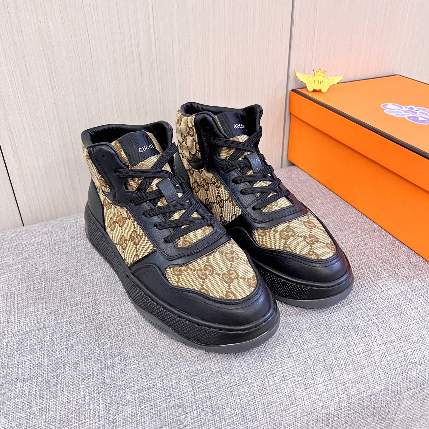 NO:639894,[Gucci] The latest masterpiece of the high-end men's shoe brand official website 11 is made of Italian imported first-layer cowhide with a comfortable and breathable lining and original non-slip and wear-resistant outsole, making walking more convenient and comfortable!  Exclusive new model, stunning work, Midea 11 replica [color] compared with official quality!  Create a fashionable personality to set off your uniqueness!  A must-have for trendy men! Classic sizes: 38-44 Colors Multiple colors available,,cowhide19860909【 古奇】男鞋高端品牌 官网11最新力作鞋面采用意大利进口头层牛皮搭配舒适透气内里原版防滑耐磨大底制作,让行走更加便捷舒适！独家新款,惊世之作,与官方的质量相比美的11复刻[色]！打造时尚个性衬托你的与众不同！潮男必备!经典尺码:38-44 颜色 多色可选,,cowhide,Men's shoes