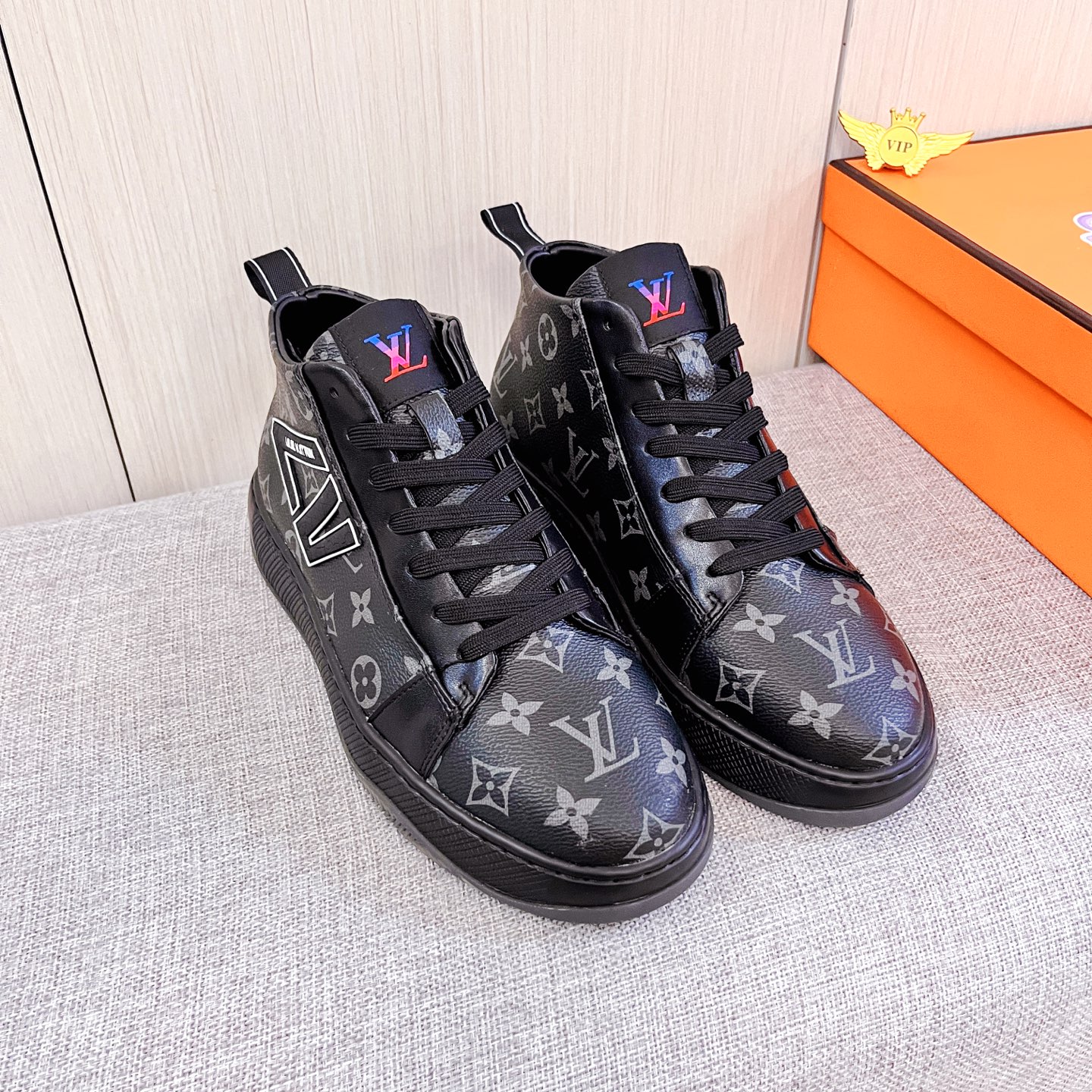 NO:640033,[LV] Louis Vuitton, a high-end men's shoe brand, official website 11's latest masterpiece, the upper is made of first-layer cowhide imported from Italy with a comfortable and breathable lining and original non-slip and wear-resistant outsole, making walking more convenient and comfortable!  Exclusive new model, stunning work, Midea 11 replica [color] compared with official quality!  Create a fashionable personality to set off your uniqueness!  A must-have for trendy men! Classic sizes: 38-44, 3 colors available.,,louis vuitton,louis vuitton,cowhide19860909【 LV】 路易威登 男鞋高端品牌 官网11最新力作鞋面采用意大利进口头层牛皮搭配舒适透气内里原版防滑耐磨大底制作,让行走更加便捷舒适！独家新款,惊世之作,与官方的质量相比美的11复刻[色]！打造时尚个性衬托你的与众不同！潮男必备!经典尺码:38-44 颜色3色可选.,,louis vuitton,louis vuitton,cowhide,Men's shoes