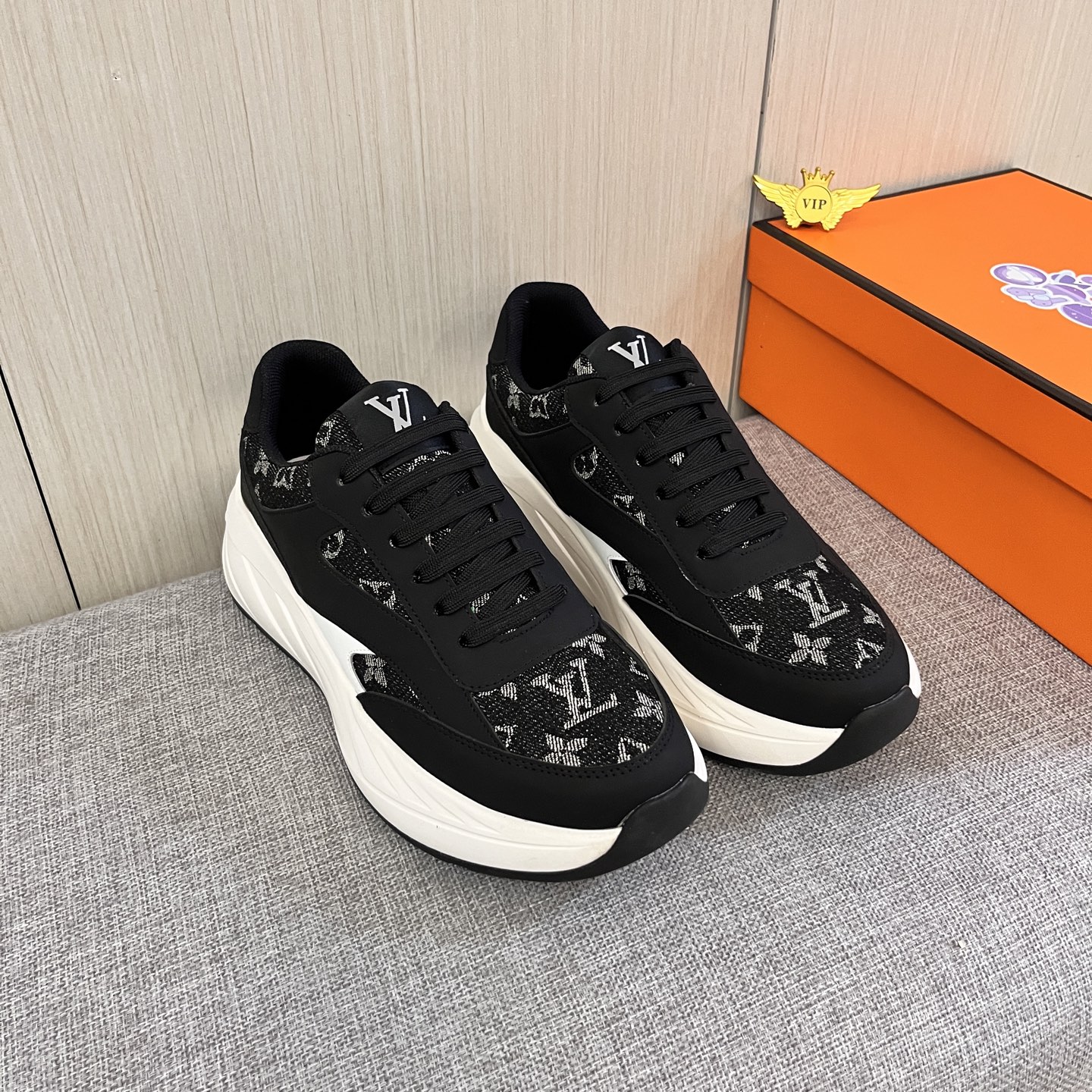 NO:640023,[LV] Louis Vuitton, a high-end men's shoe brand, official website 11's latest masterpiece, the upper is made of first-layer cowhide imported from Italy with a comfortable and breathable lining and original non-slip and wear-resistant outsole, making walking more convenient and comfortable!  Exclusive new model, stunning work, Midea 11 replica [color] compared with official quality!  Create a fashionable personality to set off your uniqueness!  A must-have for trendy men! Classic sizes: 38-44, 2 colors available.,,louis vuitton,louis vuitton,cowhide19860909【 LV】 路易威登 男鞋高端品牌 官网11最新力作鞋面采用意大利进口头层牛皮搭配舒适透气内里原版防滑耐磨大底制作,让行走更加便捷舒适！独家新款,惊世之作,与官方的质量相比美的11复刻[色]！打造时尚个性衬托你的与众不同！潮男必备!经典尺码:38-44 颜色2色可选.,,louis vuitton,louis vuitton,cowhide,Men's shoes