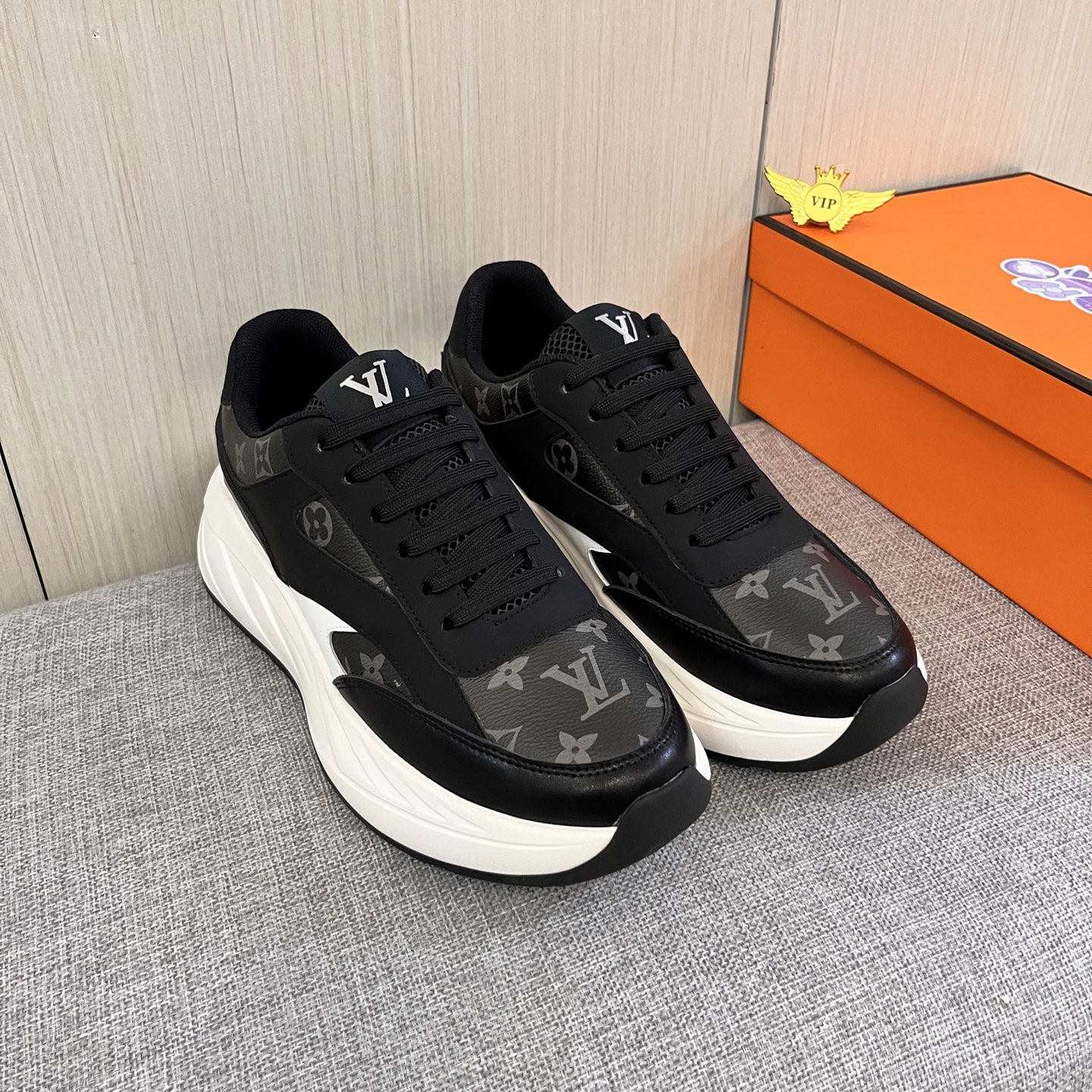 NO:663878,[LV] Louis Vuitton, a high-end men's shoe brand, official website 11's latest masterpiece, the upper is made of first-layer cowhide imported from Italy with a comfortable and breathable lining and original non-slip and wear-resistant outsole, making walking more convenient and comfortable!  Exclusive new model, stunning work, Midea 11 replica [color] compared with official quality!  Create a fashionable personality to set off your uniqueness!  A must-have for trendy men! Classic sizes: 38-44, 2 colors available.,,louis vuitton,louis vuitton,cowhide19860909【 LV】 路易威登 男鞋高端品牌 官网11最新力作鞋面采用意大利进口头层牛皮搭配舒适透气内里原版防滑耐磨大底制作,让行走更加便捷舒适！独家新款,惊世之作,与官方的质量相比美的11复刻[色]！打造时尚个性衬托你的与众不同！潮男必备!经典尺码:38-44 颜色2色可选.,,louis vuitton,louis vuitton,cowhide,Men's shoes