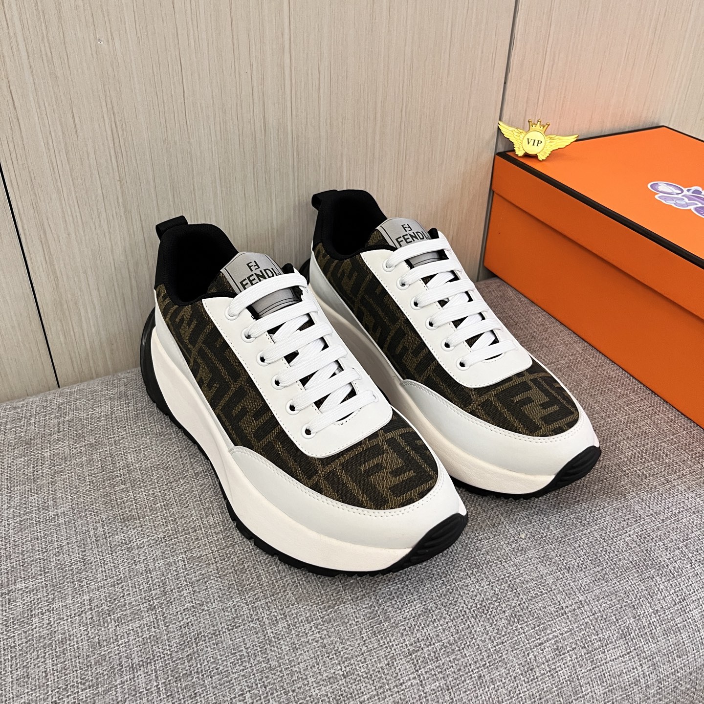 NO:663887,[ Fendi ] The latest masterpiece of the high-end men's shoe brand official website 11 is made of Italian imported first-layer cowhide with a comfortable and breathable lining and original non-slip and wear-resistant outsole, making walking more convenient and comfortable!  Exclusive new model, stunning work, Midea 11 replica [color] compared with official quality!  Create a fashionable personality to set off your uniqueness!  A must-have for trendy men! Classic sizes: 38-44, 2 colors available.,,fendi,cowhide19860909【 芬迪】 男鞋高端品牌 官网11最新力作鞋面采用意大利进口头层牛皮搭配舒适透气内里原版防滑耐磨大底制作,让行走更加便捷舒适！独家新款,惊世之作,与官方的质量相比美的11复刻[色]！打造时尚个性衬托你的与众不同！潮男必备!经典尺码:38-44 颜色2色可选.,,fendi,cowhide,Men's shoes