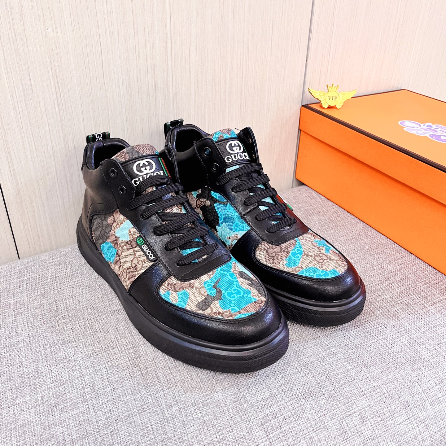 NO:663897,[Gucci] The latest masterpiece of the high-end men's shoe brand official website 11, the upper is made of Italian imported first-layer cowhide with a comfortable and breathable lining and original non-slip and wear-resistant outsole, making walking more convenient and comfortable!  Exclusive new model, stunning work, Midea 11 replica [color] compared with official quality!  Create a fashionable personality to set off your uniqueness!  A must-have for trendy men! Classic sizes: 38-44, 2 colors available.,,cowhide19860909【 古奇】 男鞋高端品牌 官网11最新力作鞋面采用意大利进口头层牛皮搭配舒适透气内里原版防滑耐磨大底制作,让行走更加便捷舒适！独家新款,惊世之作,与官方的质量相比美的11复刻[色]！打造时尚个性衬托你的与众不同！潮男必备!经典尺码:38-44 颜色2色可选.,,cowhide,Men's shoes