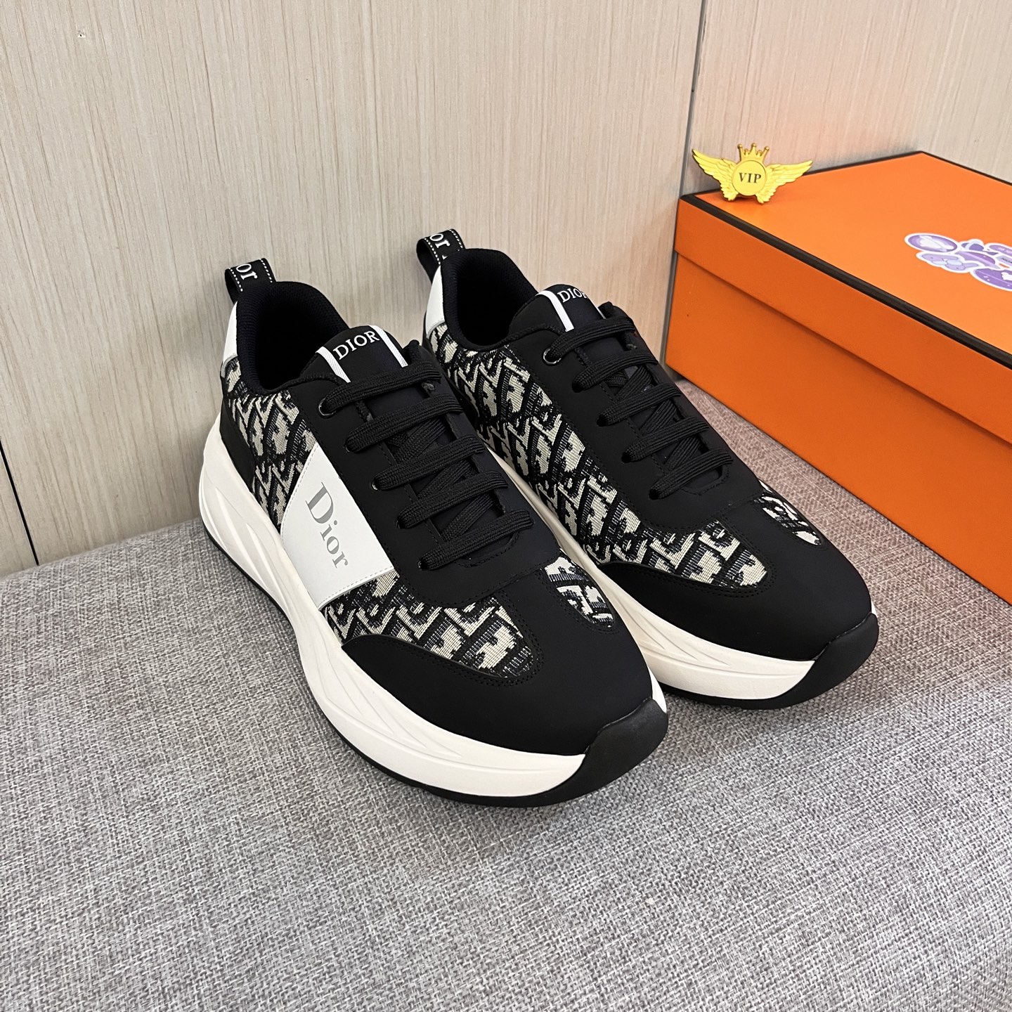 NO:664139,[Dior] The latest masterpiece of the high-end men's shoe brand official website 11 is made of Italian imported first-layer cowhide with a comfortable and breathable lining and original non-slip and wear-resistant outsole, making walking more convenient and comfortable!  Exclusive new model, stunning work, Midea 11 replica [color] compared with official quality!  Create a fashionable personality to set off your uniqueness!  A must-have for trendy men! Classic sizes: 38-44, 2 colors available.,,dior,cowhide19860909【迪奥】 男鞋高端品牌 官网11最新力作鞋面采用意大利进口头层牛皮搭配舒适透气内里原版防滑耐磨大底制作,让行走更加便捷舒适！独家新款,惊世之作,与官方的质量相比美的11复刻[色]！打造时尚个性衬托你的与众不同！潮男必备!经典尺码:38-44 颜色2色可选.,,dior,cowhide,Men's shoes