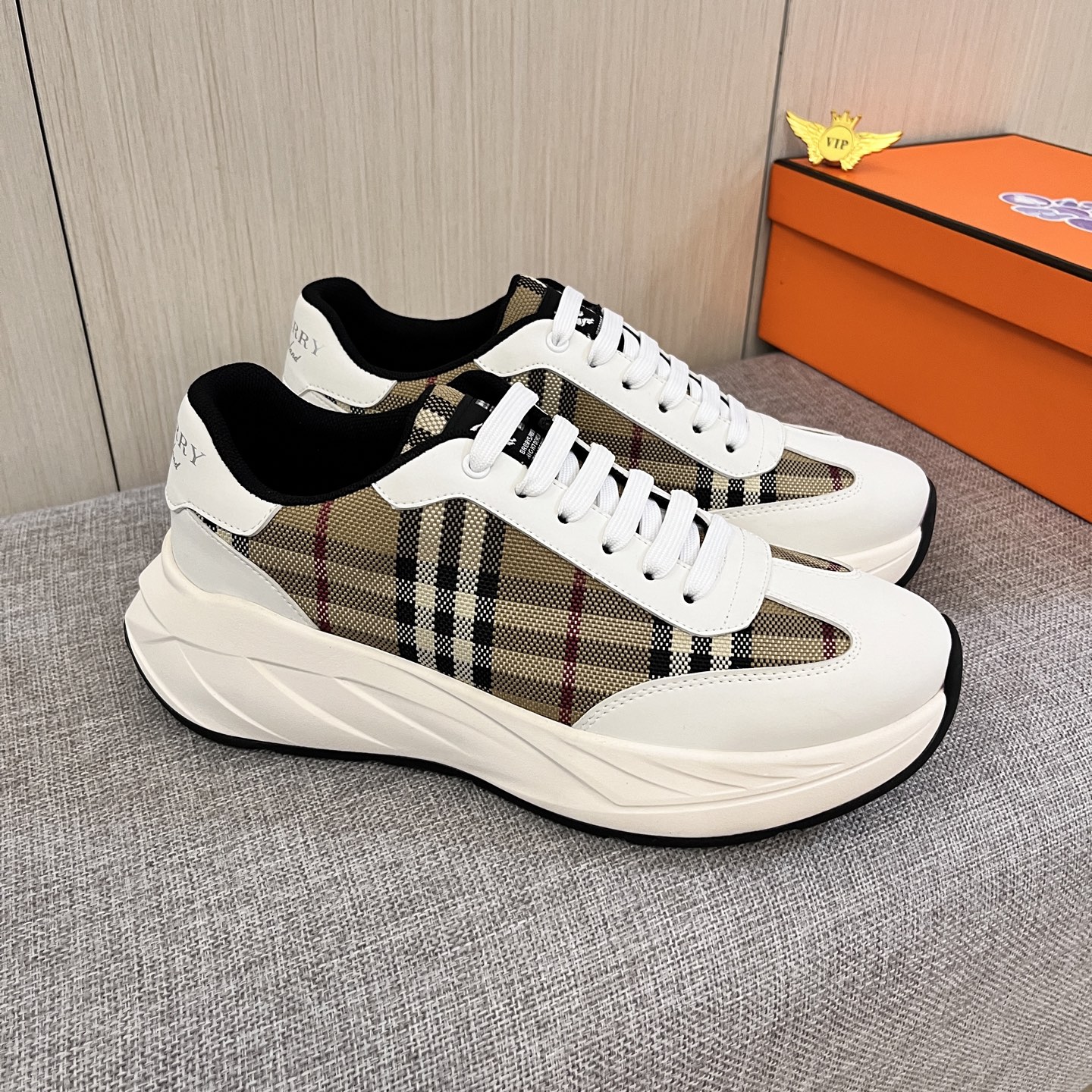 NO:664136,[Burberry] The latest masterpiece of the high-end men's shoe brand official website 11 is made of Italian imported first-layer cowhide with a comfortable and breathable lining and original non-slip and wear-resistant outsole, making walking more convenient and comfortable!  Exclusive new model, stunning work, Midea 11 replica [color] compared with official quality!  Create a fashionable personality to set off your uniqueness!  A must-have for trendy men! Classic sizes: 38-44, 2 colors available.,,burberry,cowhide19860909【巴宝莉】 男鞋高端品牌 官网11最新力作鞋面采用意大利进口头层牛皮搭配舒适透气内里原版防滑耐磨大底制作,让行走更加便捷舒适！独家新款,惊世之作,与官方的质量相比美的11复刻[色]！打造时尚个性衬托你的与众不同！潮男必备!经典尺码:38-44 颜色2色可选.,,burberry,cowhide,Men's shoes