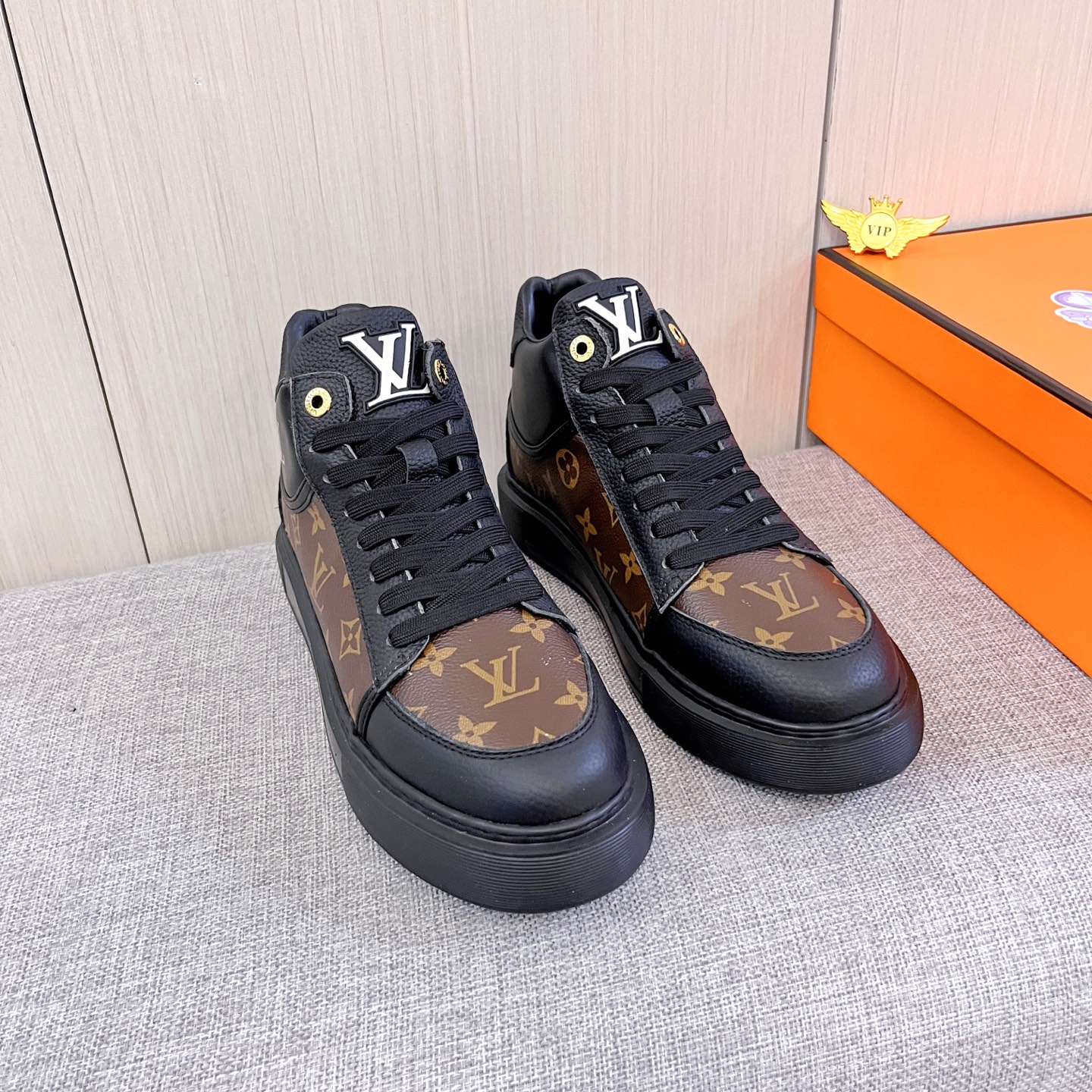 NO:664511,[LV] Louis Vuitton, a high-end men's shoe brand, official website 11's latest masterpiece, the upper is made of first-layer cowhide imported from Italy with a comfortable and breathable lining and original non-slip and wear-resistant outsole, making walking more convenient and comfortable!  Exclusive new model, stunning work, Midea 11 replica [color] compared with official quality!  Create a fashionable personality to set off your uniqueness!  A must-have for trendy men! Classic sizes: 38-44, 2 colors available.,,louis vuitton,louis vuitton,cowhide19860909【 LV】 路易威登 男鞋高端品牌 官网11最新力作鞋面采用意大利进口头层牛皮搭配舒适透气内里原版防滑耐磨大底制作,让行走更加便捷舒适！独家新款,惊世之作,与官方的质量相比美的11复刻[色]！打造时尚个性衬托你的与众不同！潮男必备!经典尺码:38-44 颜色2色可选.,,louis vuitton,louis vuitton,cowhide,Men's shoes