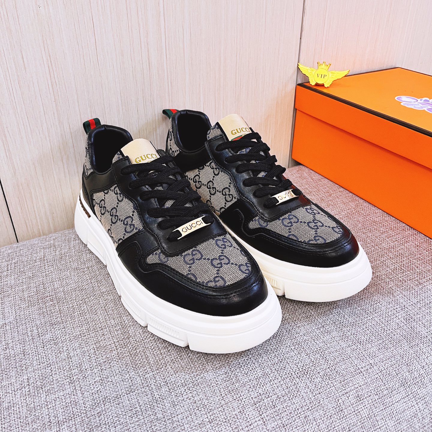 NO:664503,[Gucci] The latest masterpiece of the high-end men's shoe brand official website 11, the upper is made of Italian imported first-layer cowhide with a comfortable and breathable lining and original non-slip and wear-resistant outsole, making walking more convenient and comfortable!  Exclusive new model, stunning work, Midea 11 replica [color] compared with official quality!  Create a fashionable personality to set off your uniqueness!  A must-have for trendy men! Classic sizes: 38-44, multiple colors available.,,cowhide19860909【 古奇】 男鞋高端品牌 官网11最新力作鞋面采用意大利进口头层牛皮搭配舒适透气内里原版防滑耐磨大底制作,让行走更加便捷舒适！独家新款,惊世之作,与官方的质量相比美的11复刻[色]！打造时尚个性衬托你的与众不同！潮男必备!经典尺码:38-44 颜色多色可选.,,cowhide,Men's shoes