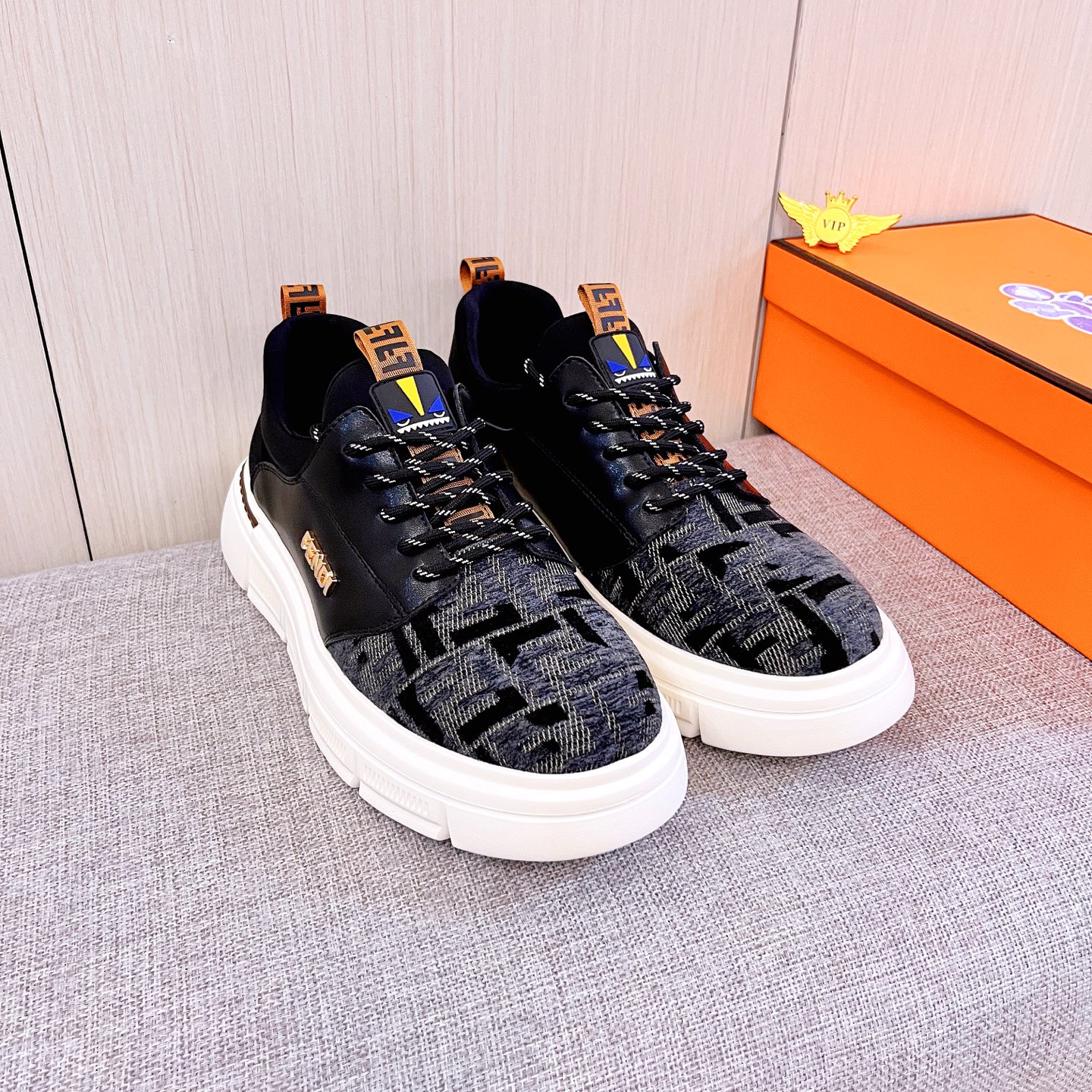 NO:664508,[Fendi] The latest masterpiece of the high-end men's shoe brand official website 11 is made of Italian imported first-layer cowhide with a comfortable and breathable lining and original non-slip and wear-resistant outsole, making walking more convenient and comfortable!  Exclusive new model, stunning work, Midea 11 replica [color] compared with official quality!  Create a fashionable personality to set off your uniqueness!  A must-have for trendy men! Classic sizes: 38-44, 2 colors available.,,fendi,cowhide19860909【芬迪】 男鞋高端品牌 官网11最新力作鞋面采用意大利进口头层牛皮搭配舒适透气内里原版防滑耐磨大底制作,让行走更加便捷舒适！独家新款,惊世之作,与官方的质量相比美的11复刻[色]！打造时尚个性衬托你的与众不同！潮男必备!经典尺码:38-44 颜色2色可选.,,fendi,cowhide,Men's shoes