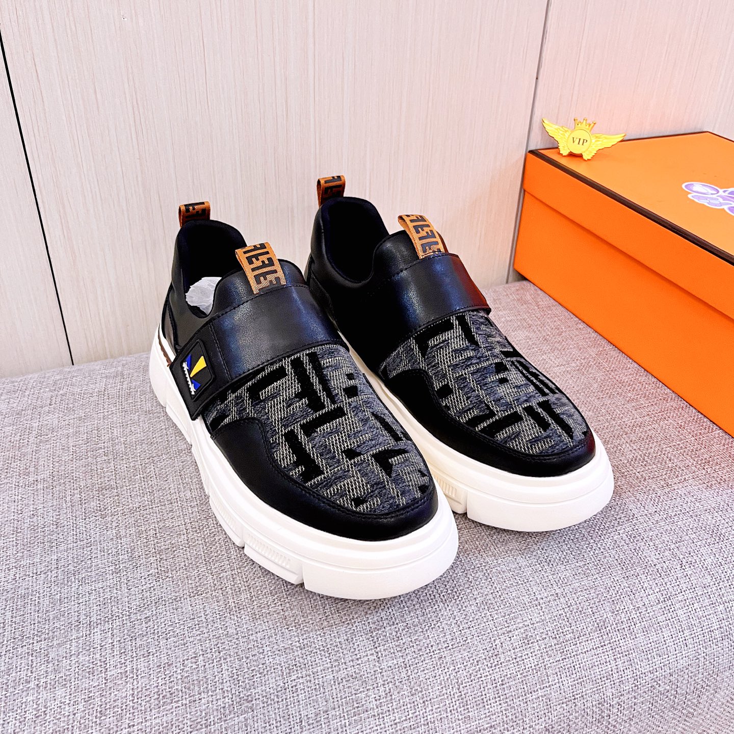 NO:664545,[Fendi] The latest masterpiece of the high-end men's shoe brand official website 11 is made of Italian imported first-layer cowhide with a comfortable and breathable lining and original non-slip and wear-resistant outsole, making walking more convenient and comfortable!  Exclusive new model, stunning work, Midea 11 replica [color] compared with official quality!  Create a fashionable personality to set off your uniqueness!  A must-have for trendy men! Classic sizes: 38-44, 2 colors available.,,fendi,cowhide19860909【芬迪】 男鞋高端品牌 官网11最新力作鞋面采用意大利进口头层牛皮搭配舒适透气内里原版防滑耐磨大底制作,让行走更加便捷舒适！独家新款,惊世之作,与官方的质量相比美的11复刻[色]！打造时尚个性衬托你的与众不同！潮男必备!经典尺码:38-44 颜色2色可选.,,fendi,cowhide,Men's shoes