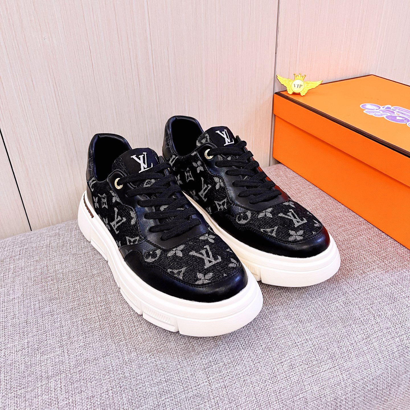 NO:664550,[LV] Louis Vuitton, the high-end men's shoe brand, official website 11's latest masterpiece, the upper is made of first-layer cowhide imported from Italy with a comfortable and breathable lining and original non-slip and wear-resistant outsole, making walking more convenient and comfortable!  Exclusive new model, stunning work, Midea 11 replica [color] compared with official quality!  Create a fashionable personality to set off your uniqueness!  A must-have for trendy men! Classic sizes: 38-44, 2 colors available.,,louis vuitton,louis vuitton,cowhide19860909【LV】 路易威登男鞋高端品牌 官网11最新力作鞋面采用意大利进口头层牛皮搭配舒适透气内里原版防滑耐磨大底制作,让行走更加便捷舒适！独家新款,惊世之作,与官方的质量相比美的11复刻[色]！打造时尚个性衬托你的与众不同！潮男必备!经典尺码:38-44 颜色2色可选.,,louis vuitton,louis vuitton,cowhide,Men's shoes