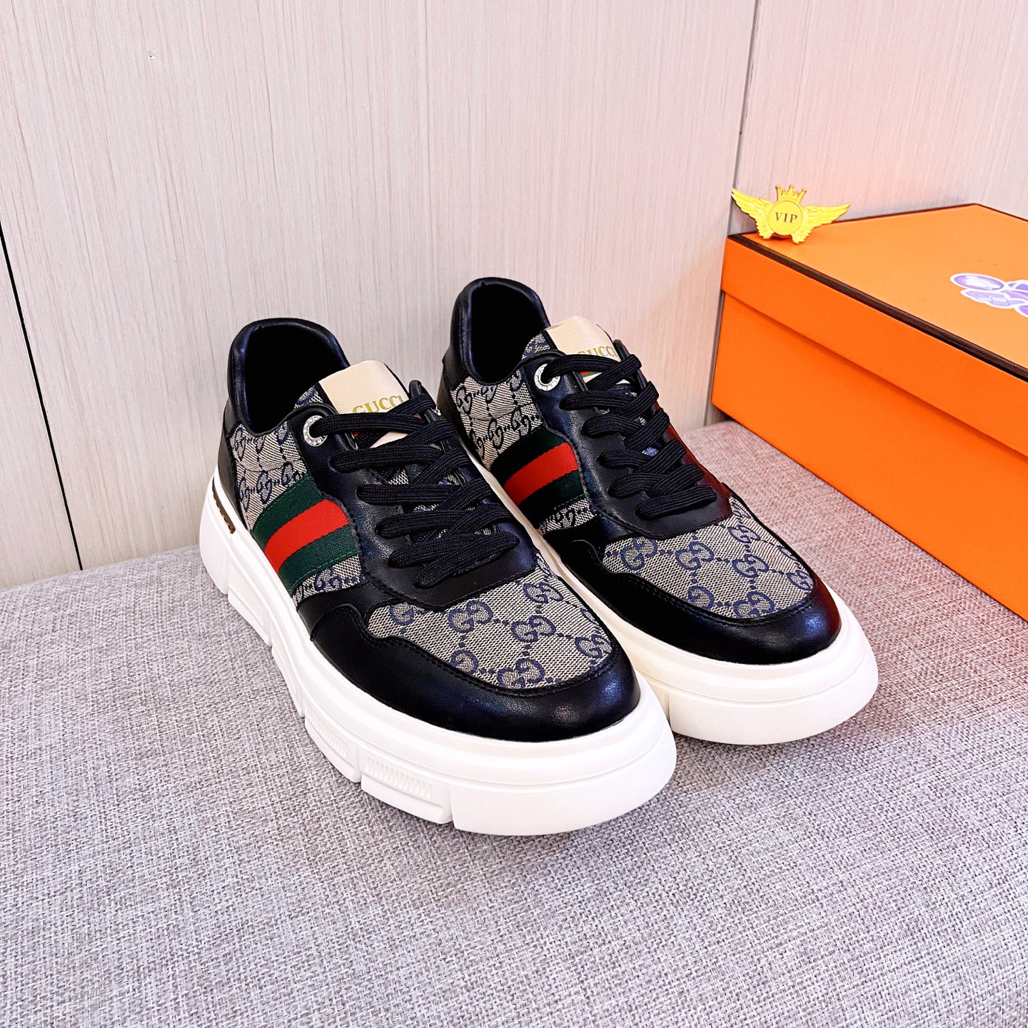 NO:664554,[Gucci] The latest masterpiece of the high-end men's shoe brand official website 11 is made of Italian imported first-layer cowhide with a comfortable and breathable lining and original non-slip and wear-resistant outsole, making walking more convenient and comfortable!  Exclusive new model, stunning work, Midea 11 replica [color] compared with official quality!  Create a fashionable personality to set off your uniqueness!  A must-have for trendy men! Classic sizes: 38-44, 2 colors available.,,cowhide19860909【古奇】 男鞋高端品牌 官网11最新力作鞋面采用意大利进口头层牛皮搭配舒适透气内里原版防滑耐磨大底制作,让行走更加便捷舒适！独家新款,惊世之作,与官方的质量相比美的11复刻[色]！打造时尚个性衬托你的与众不同！潮男必备!经典尺码:38-44 颜色2色可选.,,cowhide,Men's shoes