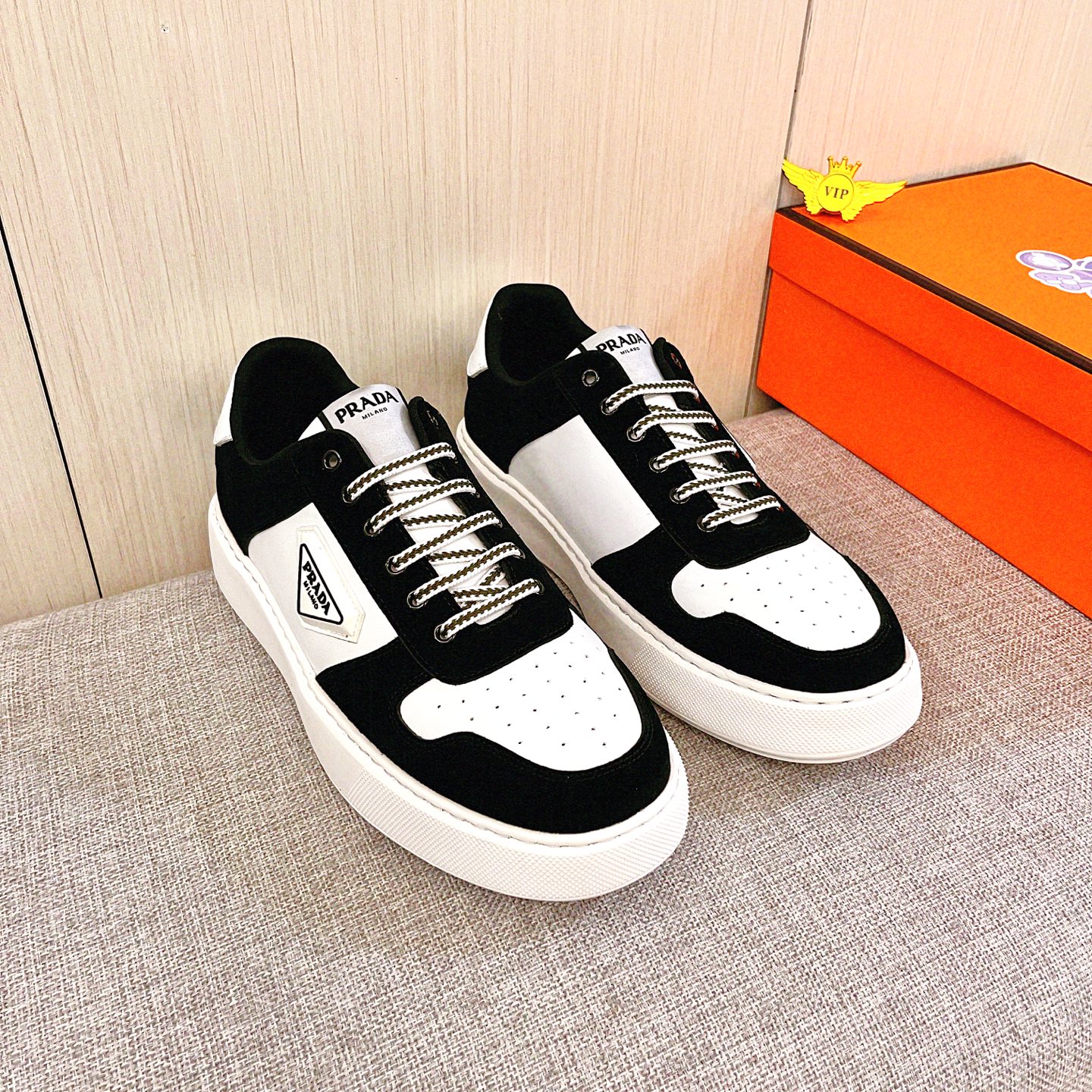 NO:744338,[Prada] The latest masterpiece of the high-end men's shoe brand official website 11, the upper is made of first-layer cowhide imported from Italy with a comfortable and breathable lining and original non-slip and wear-resistant outsole, making walking more convenient and comfortable!  Exclusive new model, stunning work, Midea 11 replica [color] compared with official quality!  Create a fashionable personality to set off your uniqueness!  A must-have for trendy men! Classic sizes: 38-44, 2 colors available.,,prada,cowhide19860909【普拉达】 男鞋高端品牌 官网11最新力作鞋面采用意大利进口头层牛皮搭配舒适透气内里原版防滑耐磨大底制作,让行走更加便捷舒适！独家新款,惊世之作,与官方的质量相比美的11复刻[色]！打造时尚个性衬托你的与众不同！潮男必备!经典尺码:38-44 颜色2色可选.,,prada,cowhide,Men's shoes