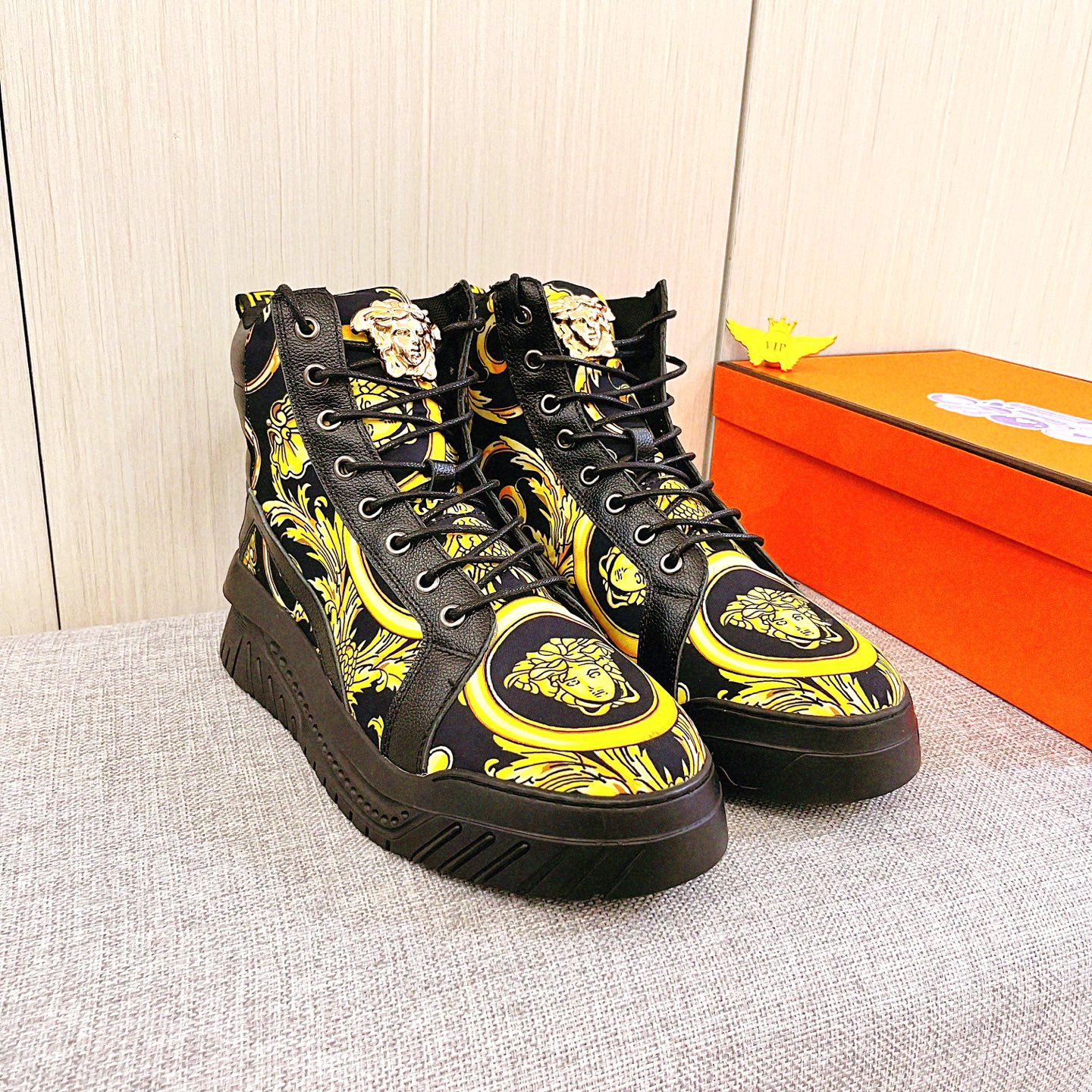 NO:680647,[Versace] The latest masterpiece of the high-end men's shoe brand official website 11, the upper is made of the Italian official website's original special technical cloth fabric with the original comfortable and breathable lining and the original designated non-slip outsole, making walking more convenient and comfortable!  Exclusive new model, stunning work, Midea 11 replica [color] compared with official quality!  Create a fashionable personality to set off your uniqueness!  A must-have for trendy men! , Size: 38-44. Color. 2 colors available, versace19860909【范思哲】男鞋高端品牌 官网11最新力作鞋面采用意大利官网原版专用科技布面料搭配原版舒适透气内里原版指定防滑大底制作让行走更加便捷舒适！独家新款,惊世之作,与官方的质量相比美的11复刻[色]！打造时尚个性衬托你的与众不同！潮男必备! ,尺码:38－44.颜色. 2色可选,,versace,Men's shoes