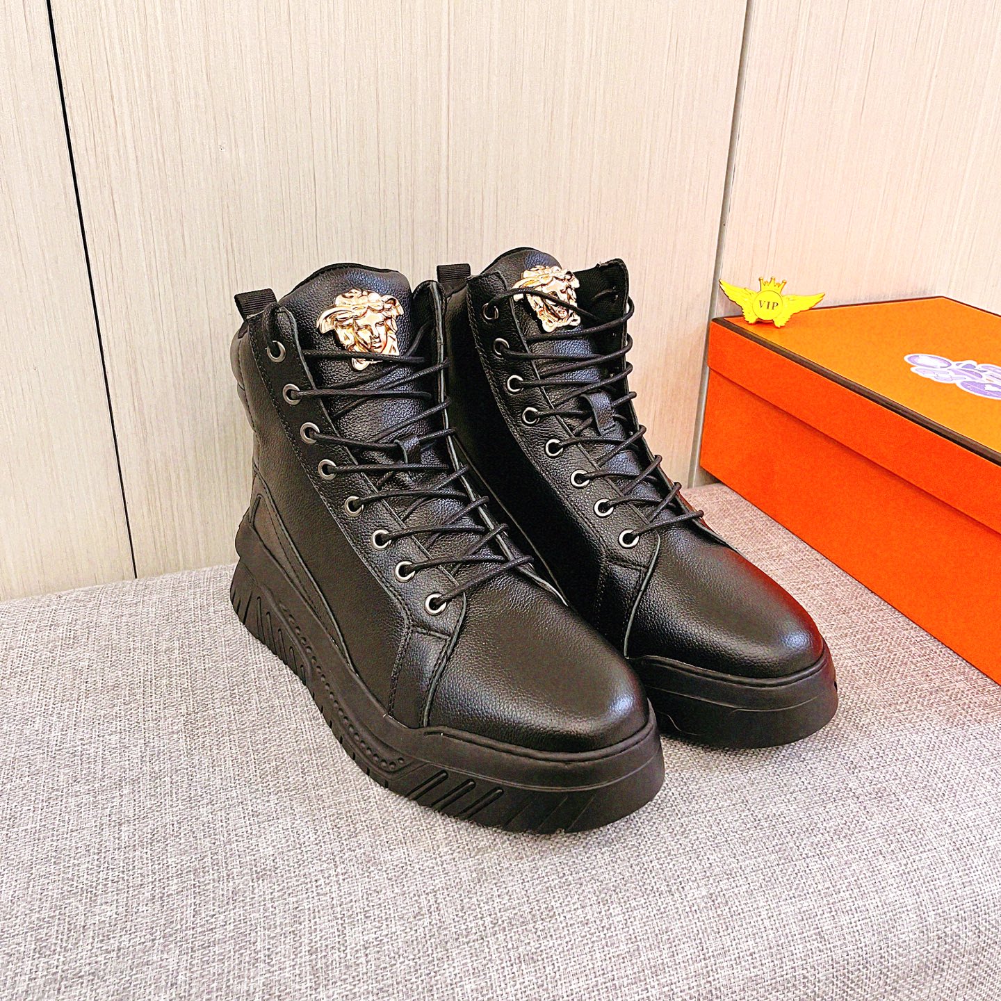 NO:680834,[Fan Enzhe] The latest masterpiece of the high-end men's shoe brand official website 11 is made of Italian imported first-layer cowhide with a comfortable and breathable lining and original non-slip and wear-resistant outsole, making walking more convenient and comfortable!  Exclusive new model, stunning work, Midea 11 replica [color] compared with official quality!  Create a fashionable personality to set off your uniqueness!  A must-have for trendy men! Classic size: 38-44 Color 1 color available.,,cowhide19860909【 范恩哲】 男鞋高端品牌 官网11最新力作鞋面采用意大利进口头层牛皮搭配舒适透气内里原版防滑耐磨大底制作,让行走更加便捷舒适！独家新款,惊世之作,与官方的质量相比美的11复刻[色]！打造时尚个性衬托你的与众不同！潮男必备!经典尺码:38-44 颜色 1色可选.,,cowhide,Men's shoes