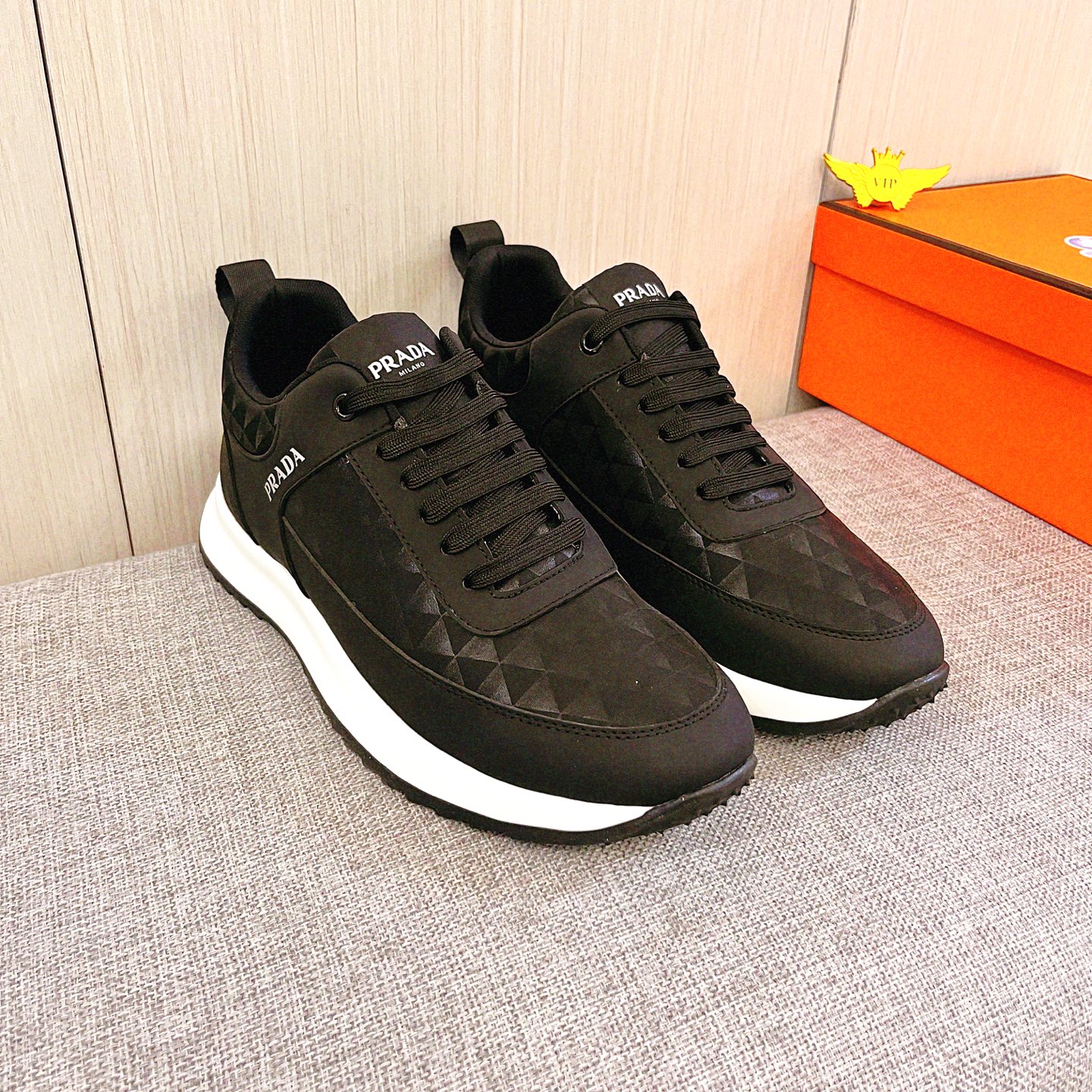 NO:680807,[Prada] The latest masterpiece of the high-end men's shoe brand official website 11, the upper is made of first-layer cowhide imported from Italy with a comfortable and breathable lining and original non-slip and wear-resistant outsole, making walking more convenient and comfortable!  Exclusive new model, stunning work, Midea 11 replica [color] compared with official quality!  Create a fashionable personality to set off your uniqueness!  A must-have for trendy men! Classic sizes: 38-44, 2 colors available.,,prada,cowhide19860909【 普拉达】 男鞋高端品牌 官网11最新力作鞋面采用意大利进口头层牛皮搭配舒适透气内里原版防滑耐磨大底制作,让行走更加便捷舒适！独家新款,惊世之作,与官方的质量相比美的11复刻[色]！打造时尚个性衬托你的与众不同！潮男必备!经典尺码:38-44 颜色2色可选.,,prada,cowhide,Men's shoes