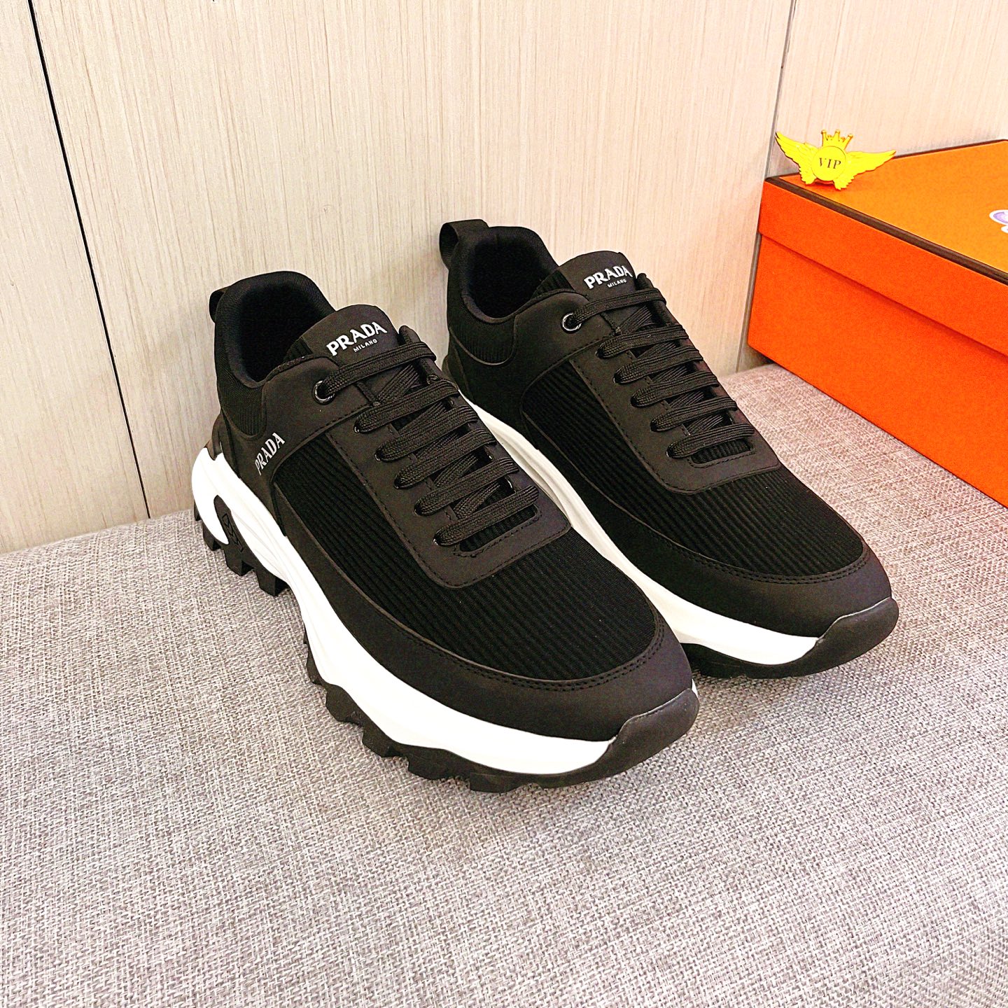 NO:690074,[Prada] The latest masterpiece of the high-end men's shoe brand official website 11, the upper is made of first-layer cowhide imported from Italy with a comfortable and breathable lining and original non-slip and wear-resistant outsole, making walking more convenient and comfortable!  Exclusive new model, stunning work, Midea 11 replica [color] compared with official quality!  Create a fashionable personality to set off your uniqueness!  A must-have for trendy men! Classic sizes: 38-44, multiple colors available.,,prada,cowhide19860909【 普拉达】 男鞋高端品牌 官网11最新力作鞋面采用意大利进口头层牛皮搭配舒适透气内里原版防滑耐磨大底制作,让行走更加便捷舒适！独家新款,惊世之作,与官方的质量相比美的11复刻[色]！打造时尚个性衬托你的与众不同！潮男必备!经典尺码:38-44 颜色多色可选.,,prada,cowhide,Men's shoes