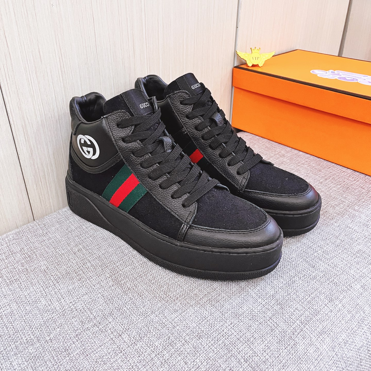 NO:690056,[Gucci] The latest masterpiece of the high-end men's shoe brand official website 11, the upper is made of Italian imported first-layer cowhide with a comfortable and breathable lining and original non-slip and wear-resistant outsole, making walking more convenient and comfortable!  Exclusive new model, stunning work, Midea 11 replica [color] compared with official quality!  Create a fashionable personality to set off your uniqueness!  A must-have for trendy men! Classic sizes: 38-44, multiple colors available.,,cowhide19860909【 古奇】 男鞋高端品牌 官网11最新力作鞋面采用意大利进口头层牛皮搭配舒适透气内里原版防滑耐磨大底制作,让行走更加便捷舒适！独家新款,惊世之作,与官方的质量相比美的11复刻[色]！打造时尚个性衬托你的与众不同！潮男必备!经典尺码:38-44 颜色多色可选.,,cowhide,Men's shoes