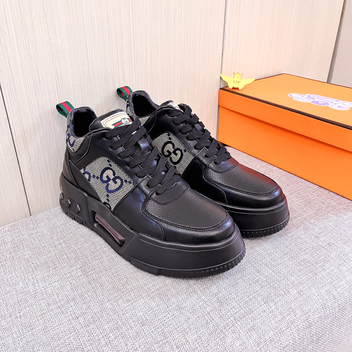 NO:690157,[Gucci] The latest masterpiece of the high-end men's shoe brand official website 11, the upper is made of Italian imported first-layer cowhide with a comfortable and breathable lining and original non-slip and wear-resistant outsole, making walking more convenient and comfortable!  Exclusive new model, stunning work, Midea 11 replica [color] compared with official quality!  Create a fashionable personality to set off your uniqueness!  A must-have for trendy men! Classic sizes: 38-44, multiple colors available.,,cowhide19860909【 古奇】 男鞋高端品牌 官网11最新力作鞋面采用意大利进口头层牛皮搭配舒适透气内里原版防滑耐磨大底制作,让行走更加便捷舒适！独家新款,惊世之作,与官方的质量相比美的11复刻[色]！打造时尚个性衬托你的与众不同！潮男必备!经典尺码:38-44 颜色多色可选.,,cowhide,Men's shoes