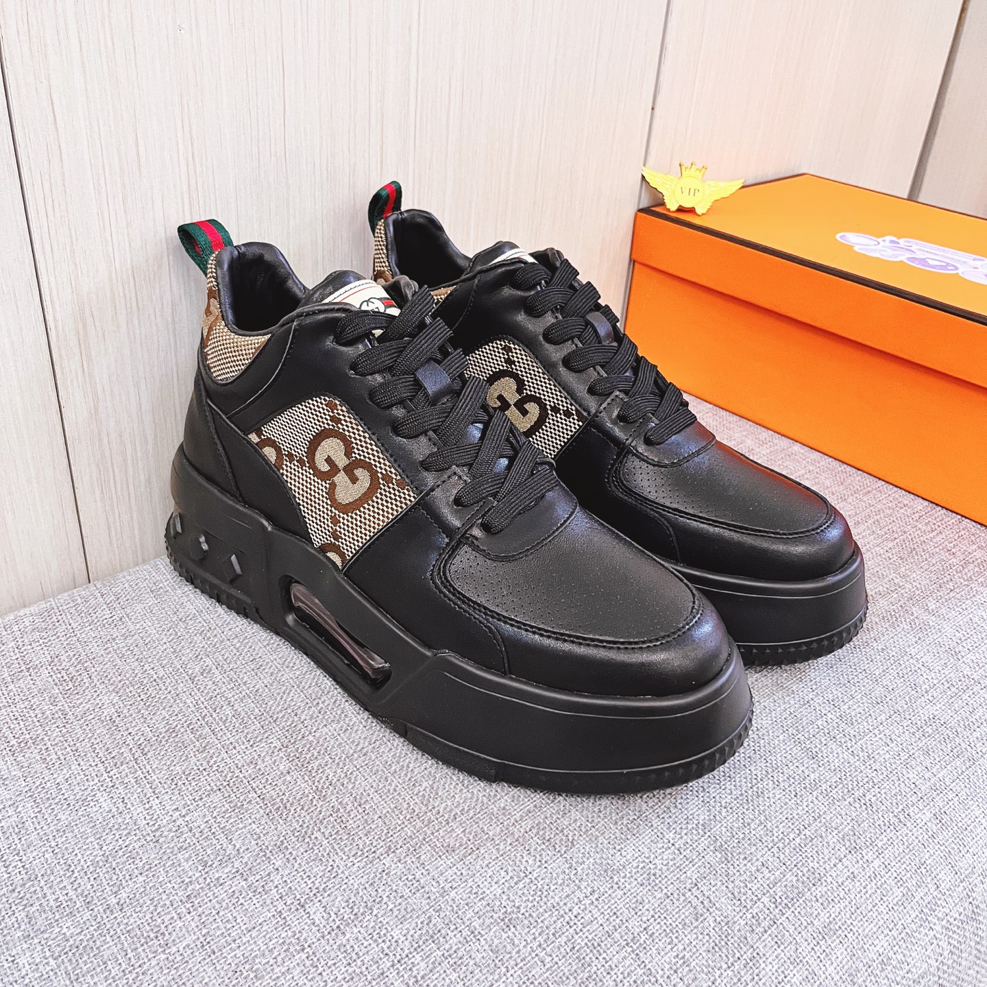 NO:690159,[Gucci] The latest masterpiece of the high-end men's shoe brand official website 11, the upper is made of Italian imported first-layer cowhide with a comfortable and breathable lining and original non-slip and wear-resistant outsole, making walking more convenient and comfortable!  Exclusive new model, stunning work, Midea 11 replica [color] compared with official quality!  Create a fashionable personality to set off your uniqueness!  A must-have for trendy men! Classic sizes: 38-44, many colors to choose from.,,cowhide19860909【 古奇】 男鞋高端品牌 官网11最新力作鞋面采用意大利进口头层牛皮搭配舒适透气内里原版防滑耐磨大底制作,让行走更加便捷舒适！独家新款,惊世之作,与官方的质量相比美的11复刻[色]！打造时尚个性衬托你的与众不同！潮男必备!经典尺码:38-44 颜色多 色可选.,,cowhide,Men's shoes