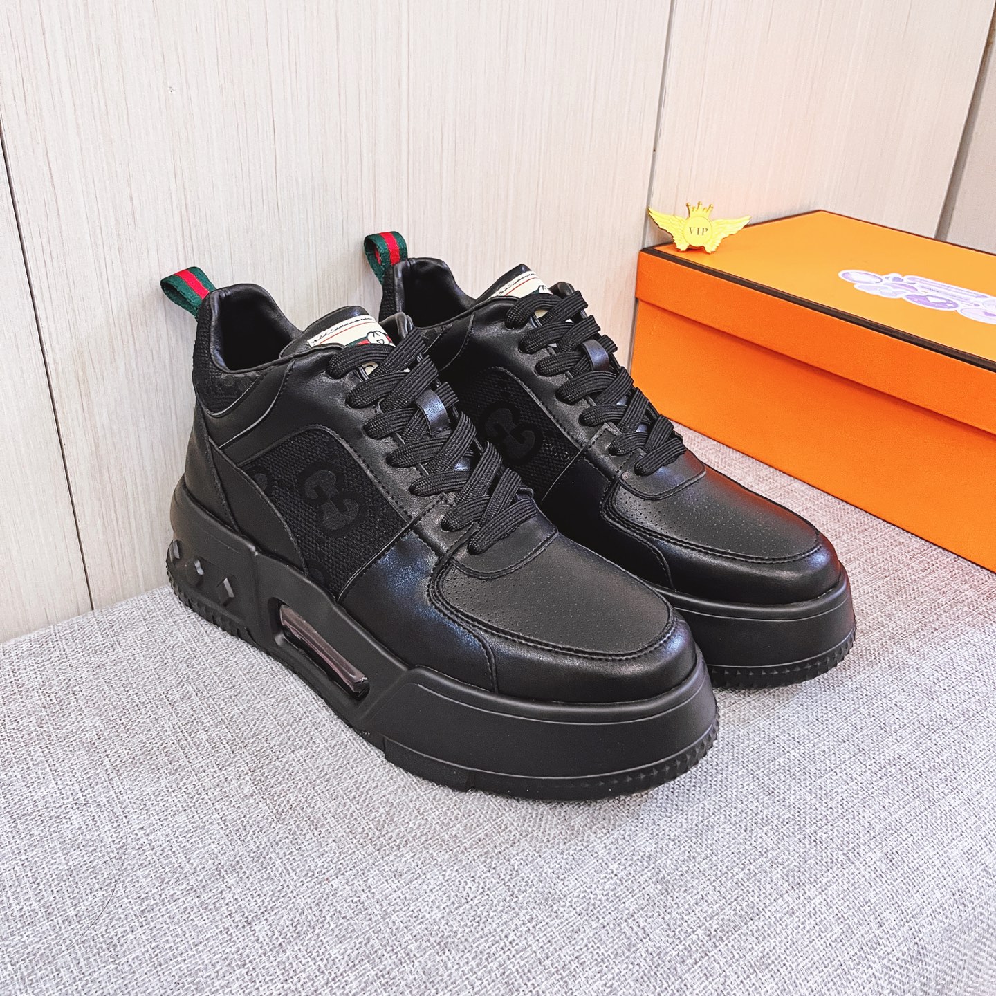 NO:690161,[Gucci] The latest masterpiece of the high-end men's shoe brand official website 11, the upper is made of Italian imported first-layer cowhide with a comfortable and breathable lining and original non-slip and wear-resistant outsole, making walking more convenient and comfortable!  Exclusive new model, stunning work, Midea 11 replica [color] compared with official quality!  Create a fashionable personality to set off your uniqueness!  A must-have for trendy men! Classic sizes: 38-44, multiple colors available.,,cowhide19860909【 古奇】 男鞋高端品牌 官网11最新力作鞋面采用意大利进口头层牛皮搭配舒适透气内里原版防滑耐磨大底制作,让行走更加便捷舒适！独家新款,惊世之作,与官方的质量相比美的11复刻[色]！打造时尚个性衬托你的与众不同！潮男必备!经典尺码:38-44 颜色多色可选.,,cowhide,Men's shoes