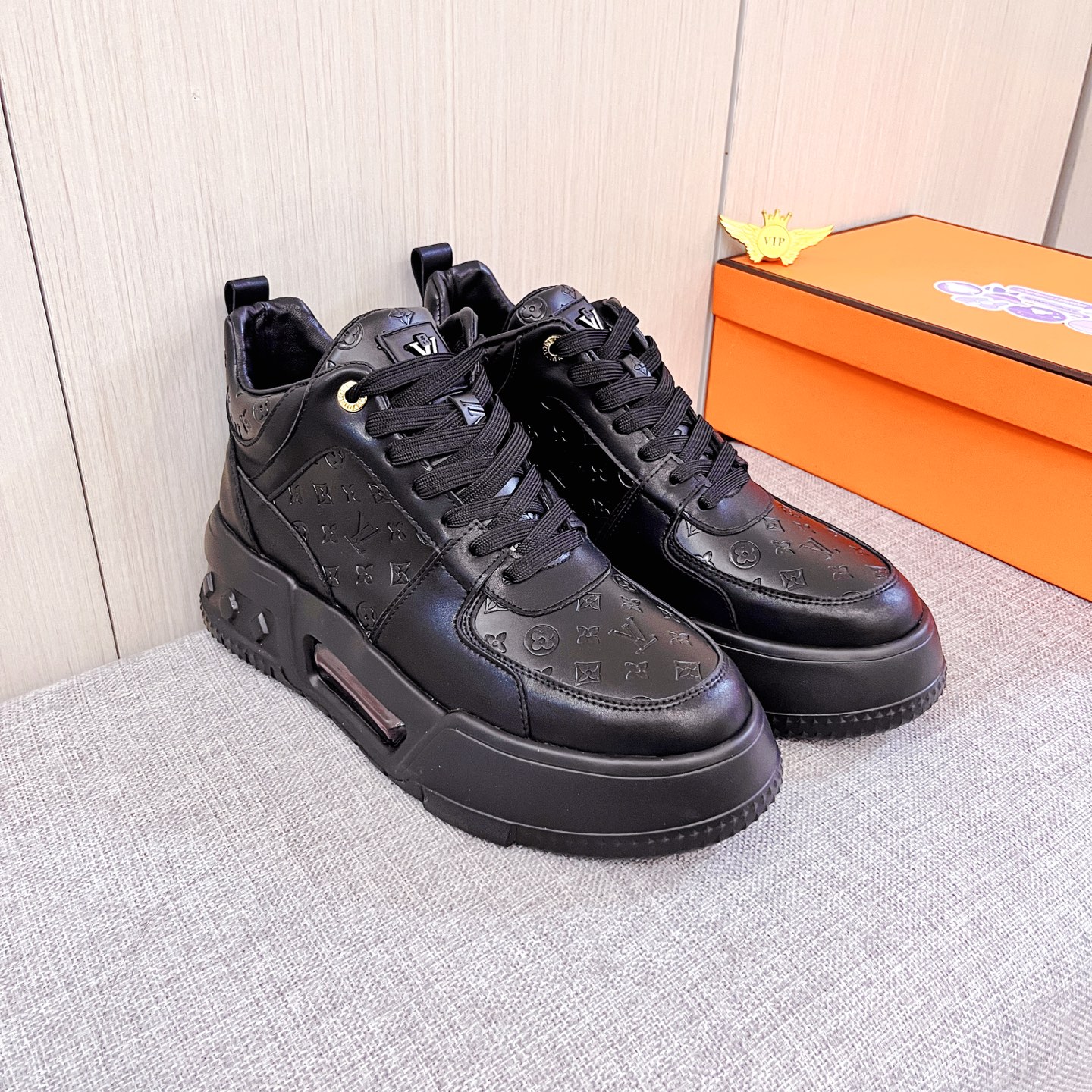 NO:690163,[LV] Louis Vuitton, a high-end men's shoe brand, official website 11's latest masterpiece, the upper is made of first-layer cowhide imported from Italy with a comfortable and breathable lining and original non-slip and wear-resistant outsole, making walking more convenient and comfortable!  Exclusive new model, stunning work, Midea 11 replica [color] compared with official quality!  Create a fashionable personality to set off your uniqueness!  A must-have for trendy men! Classic sizes: 38-44, 1 color available.,,louis vuitton,louis vuitton,cowhide19860909【 LV】 路易威登 男鞋高端品牌 官网11最新力作鞋面采用意大利进口头层牛皮搭配舒适透气内里原版防滑耐磨大底制作,让行走更加便捷舒适！独家新款,惊世之作,与官方的质量相比美的11复刻[色]！打造时尚个性衬托你的与众不同！潮男必备!经典尺码:38-44 颜色1色可选.,,louis vuitton,louis vuitton,cowhide,Men's shoes