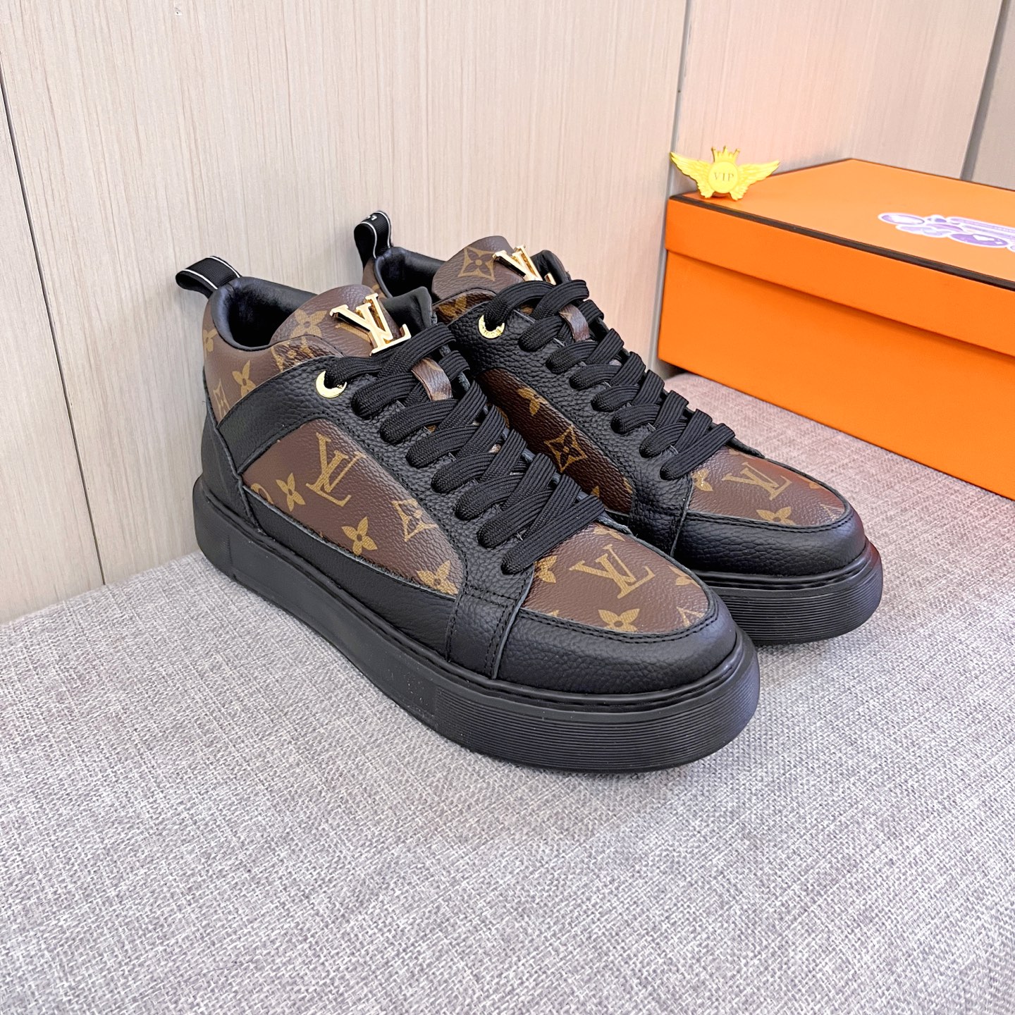 NO:690165,[LV] Louis Vuitton, a high-end men's shoe brand, official website 11's latest masterpiece, the upper is made of first-layer cowhide imported from Italy with a comfortable and breathable lining and original non-slip and wear-resistant outsole, making walking more convenient and comfortable!  Exclusive new model, stunning work, Midea 11 replica [color] compared with official quality!  Create a fashionable personality to set off your uniqueness!  A must-have for trendy men! Classic sizes: 38-44, 2 colors available, louis vuitton, louis vuitton, cowhide19860909【 LV】 路易威登 男鞋高端品牌 官网11最新力作鞋面采用意大利进口头层牛皮搭配舒适透气内里原版防滑耐磨大底制作,让行走更加便捷舒适！独家新款,惊世之作,与官方的质量相比美的11复刻[色]！打造时尚个性衬托你的与众不同！潮男必备!经典尺码:38-44 颜色2色可选,,louis vuitton,louis vuitton,cowhide,Men's shoes